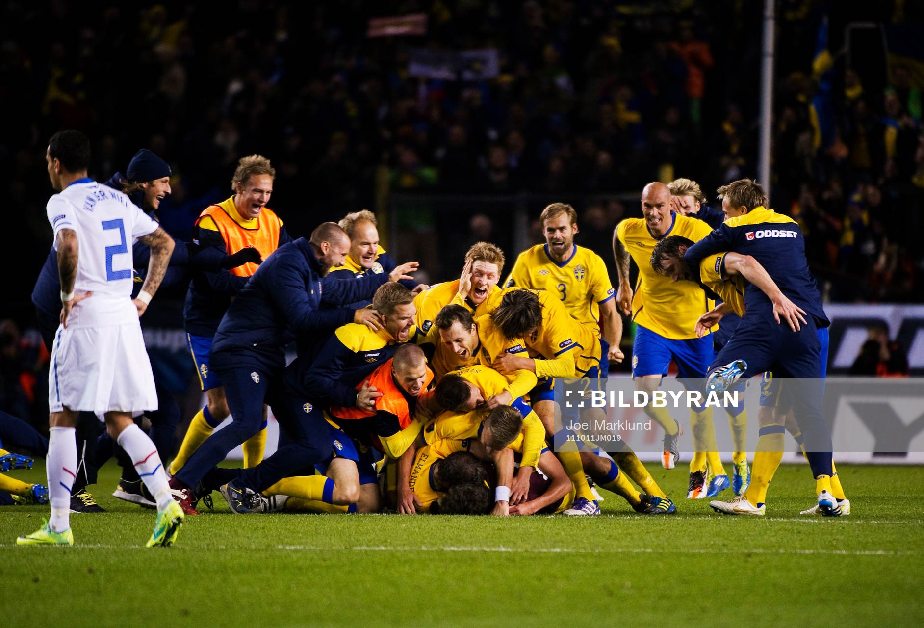 Sverige är klart för EM. Spelarna slänger sig över