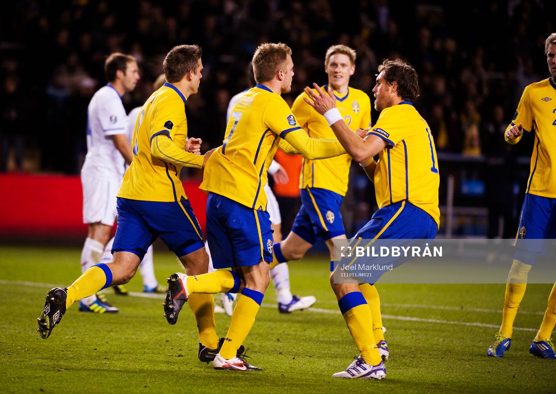 Sebastian Larsson, Sverige, gratuleras till sitt 2-2-mål.