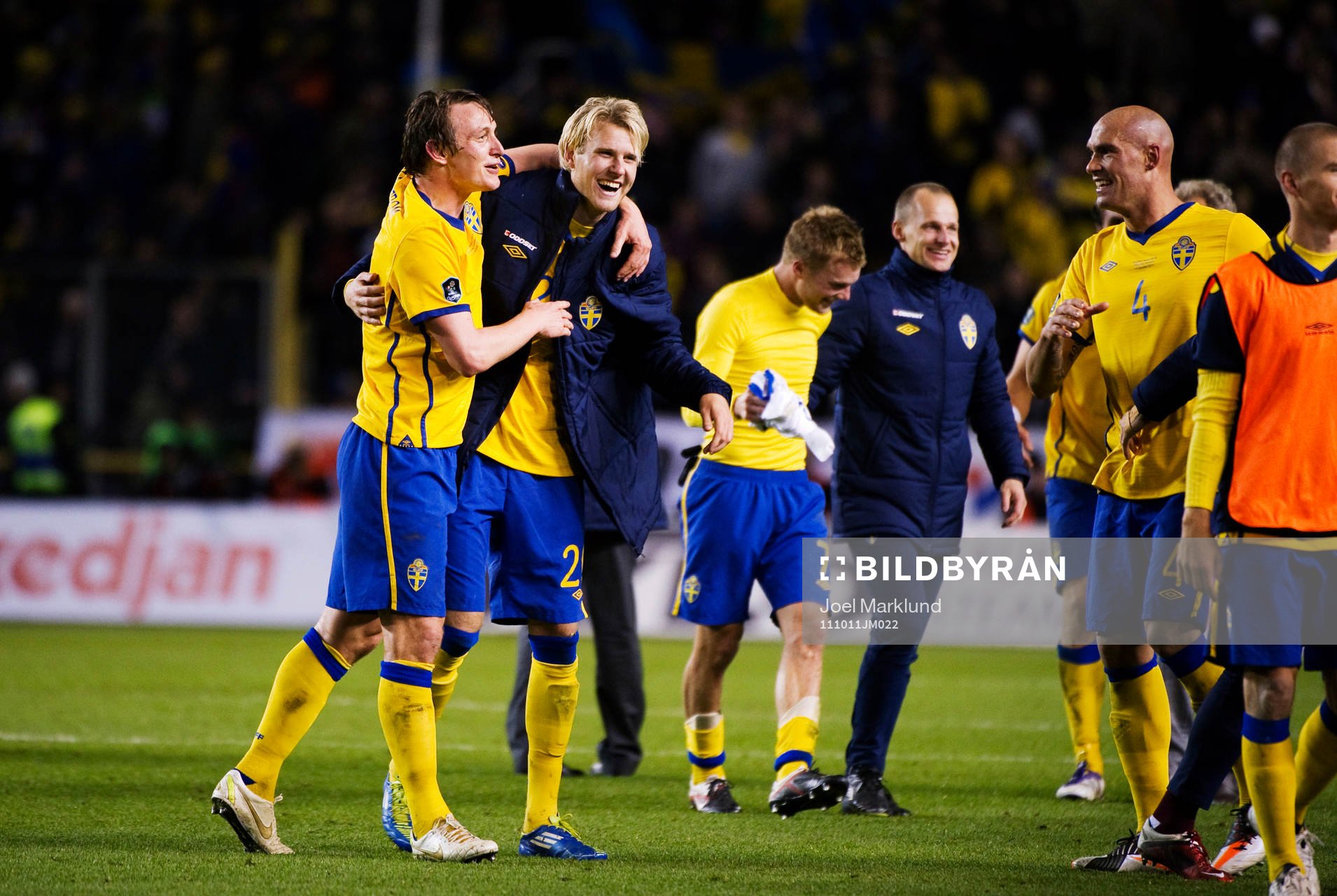 Kim Källström och Ola Toivonen, Sverige, kramar om