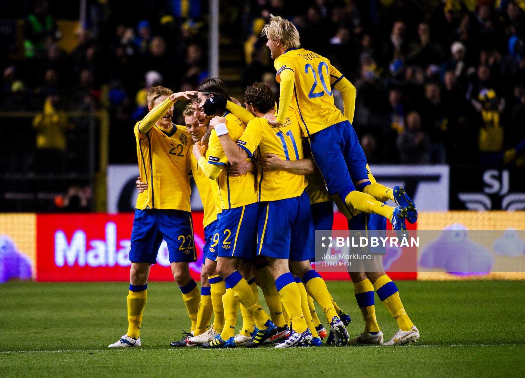 Kim Källström, Sverige, gratuleras till sitt 1-0-mål.