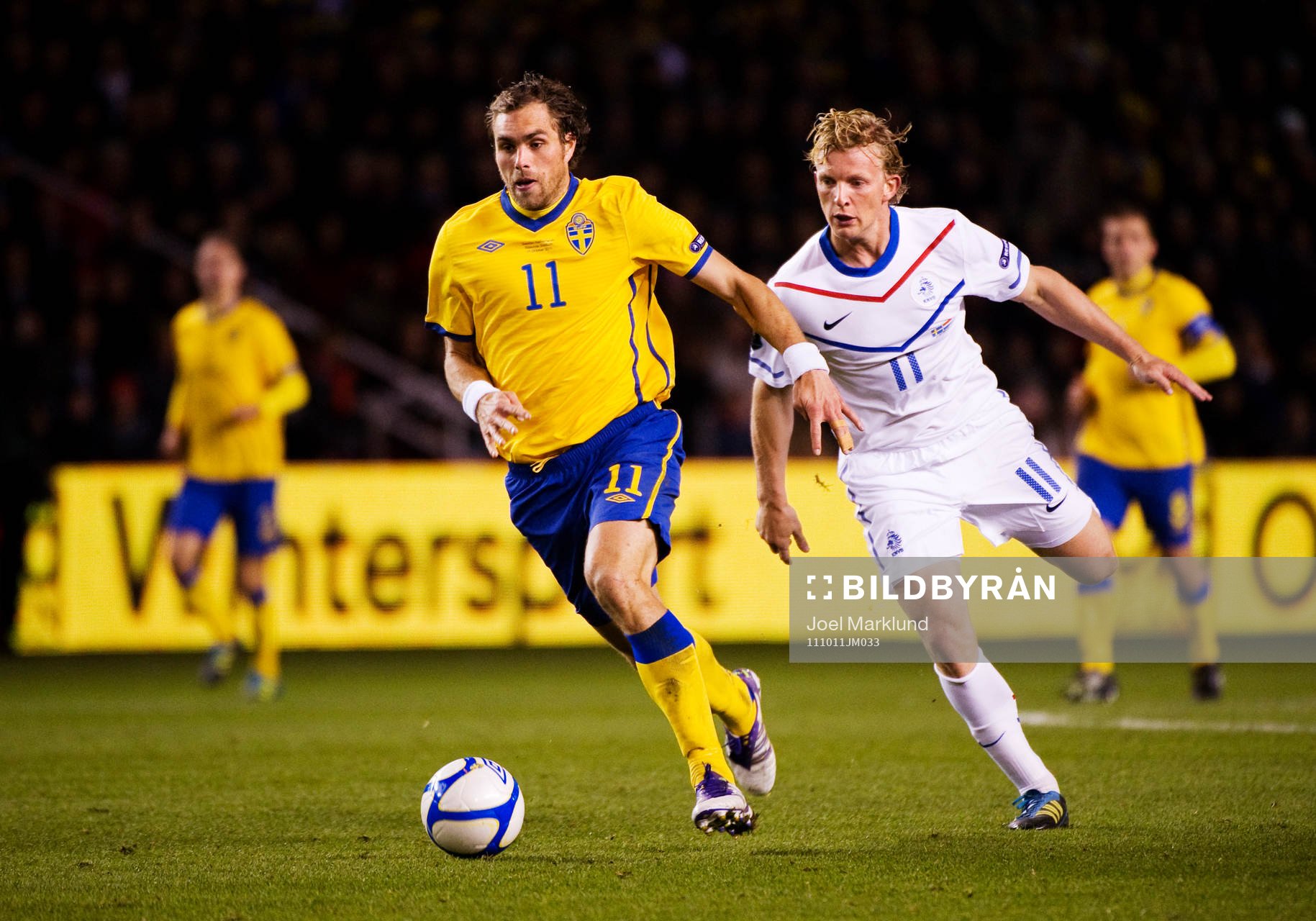 Johan Elmander, Sverige, tar sig förbi Dirk Kuyt, Holland