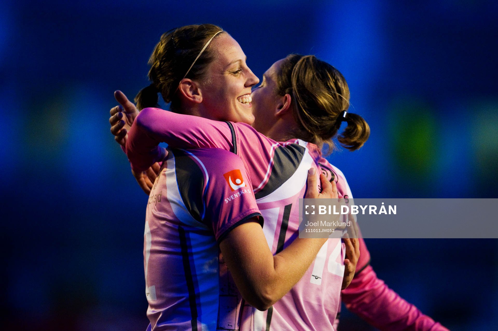  Emma Wilhelmsson kramas om av Manon Melis, LdB Malmö, efter 0-1-målet. Jubel, glädje.