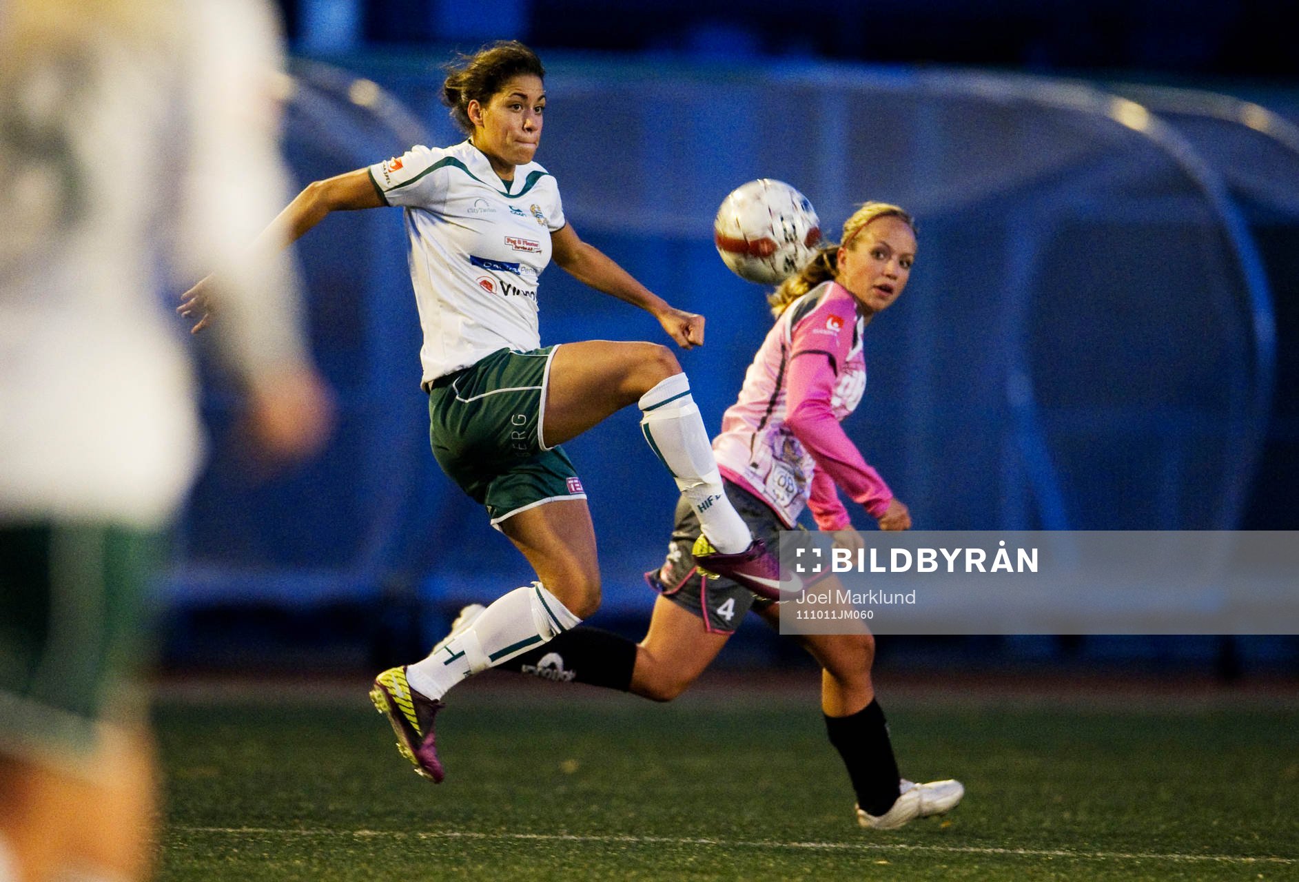  Tempest-Marie Norlin, Hammarby, tar ner bollen.