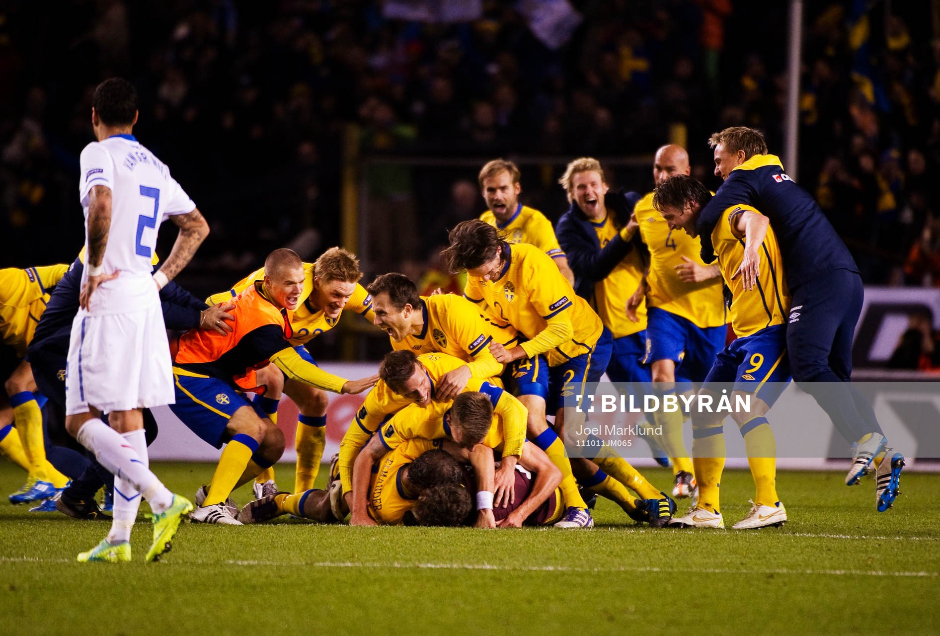 Sverige är klart för EM. Spelarna slänger sig över