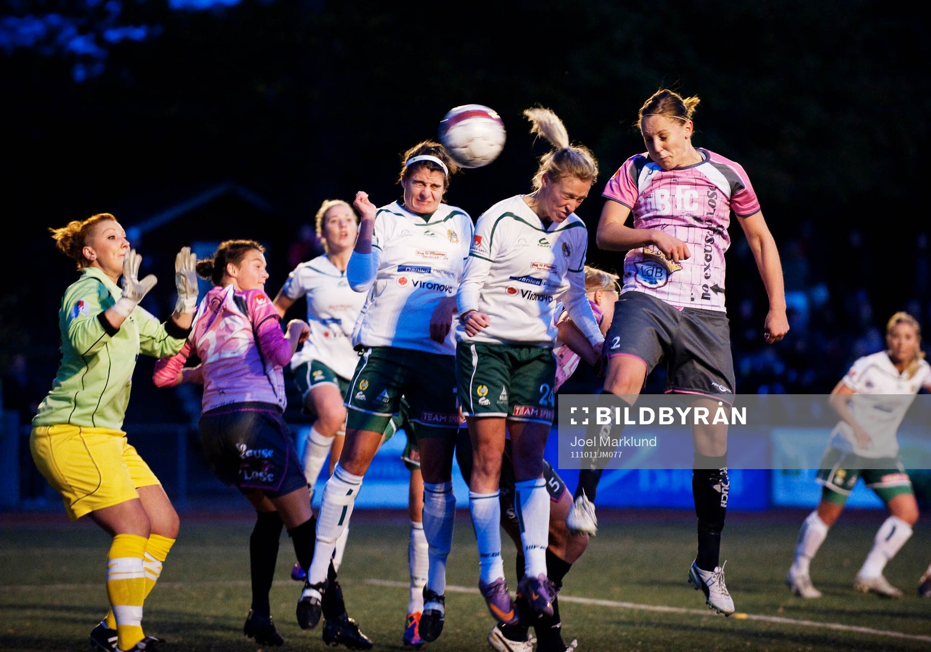  Emma Wilhelmsson, LdB Malmö, nickar in 0-1-målet.