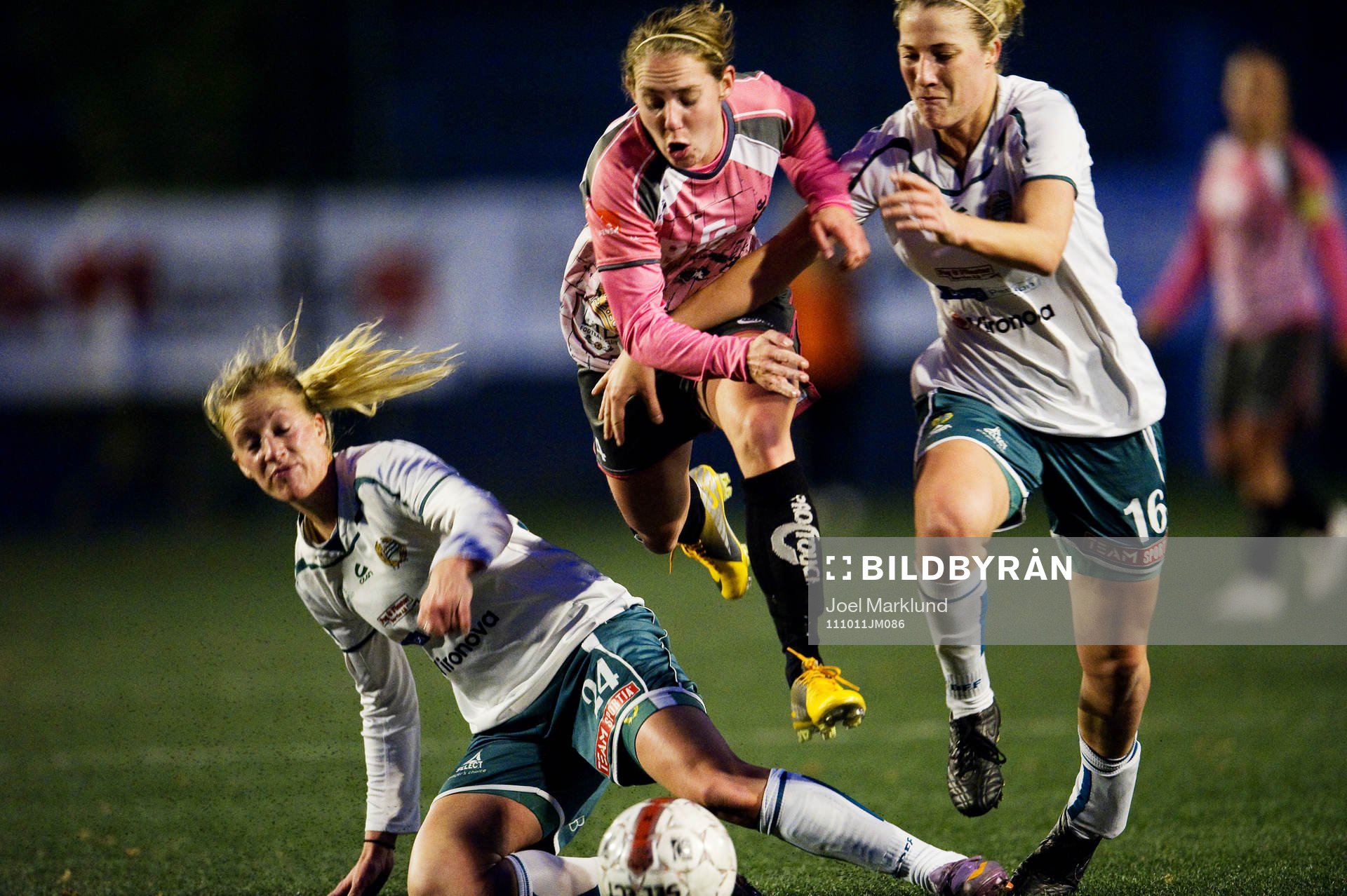  Kelly Eagan och Becky Edwards, Hammarby, försöker stoppa Manon Melis, LdB Malmö.