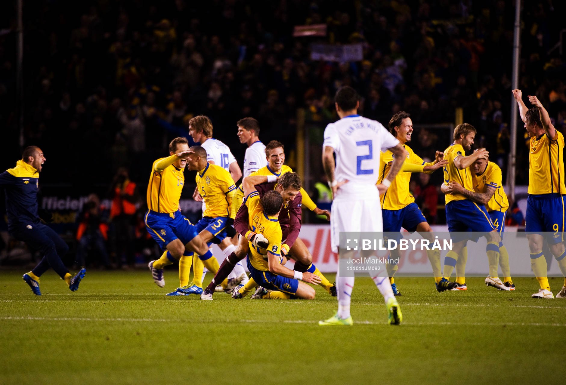 Johan Elmander och Andreas Isaksson, målvakt, Sverige,