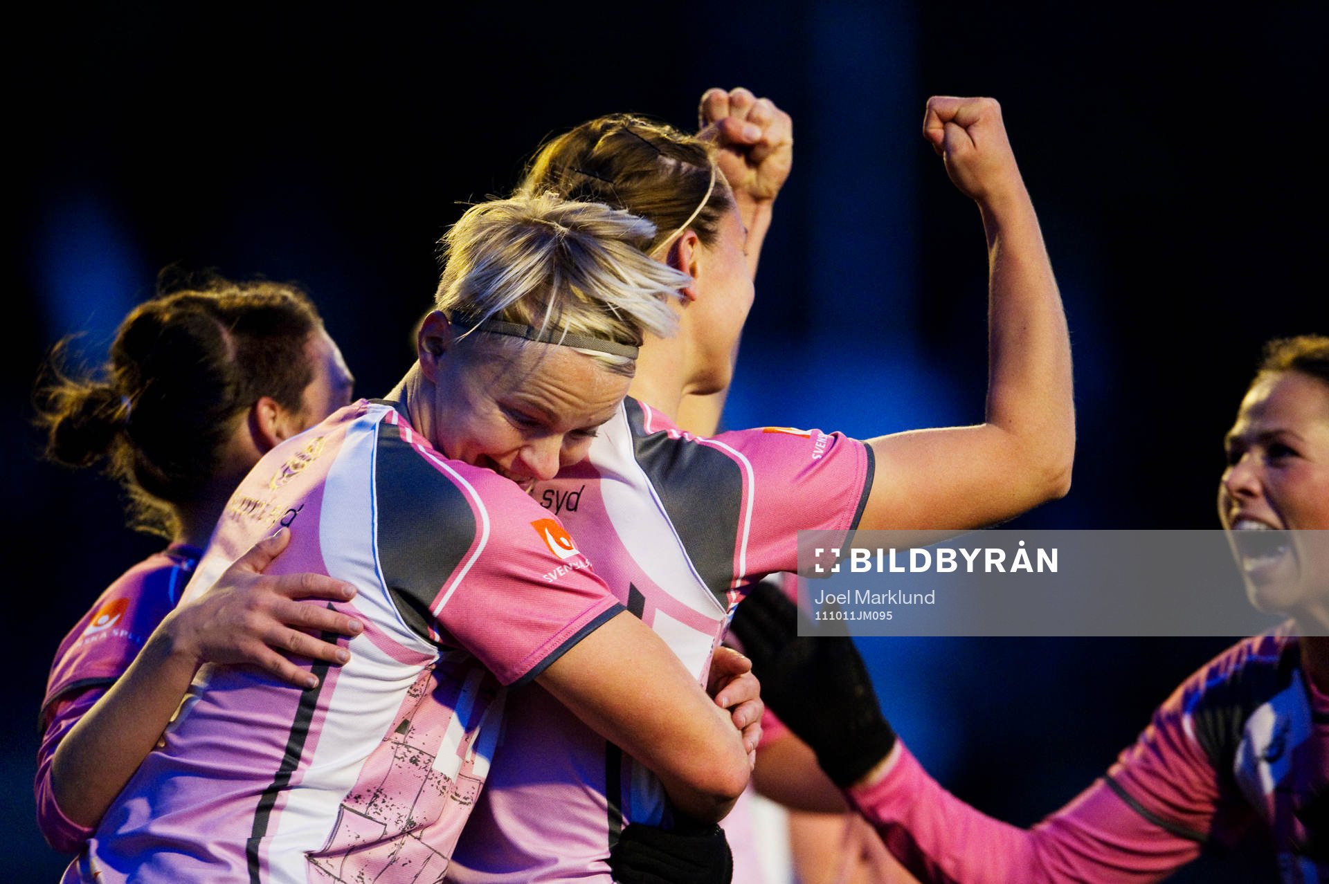  Nilla Fischer kramar om Emma Wilhelmsson, LdB Malmö, efter dennes 0-1-mål. Jubel.
