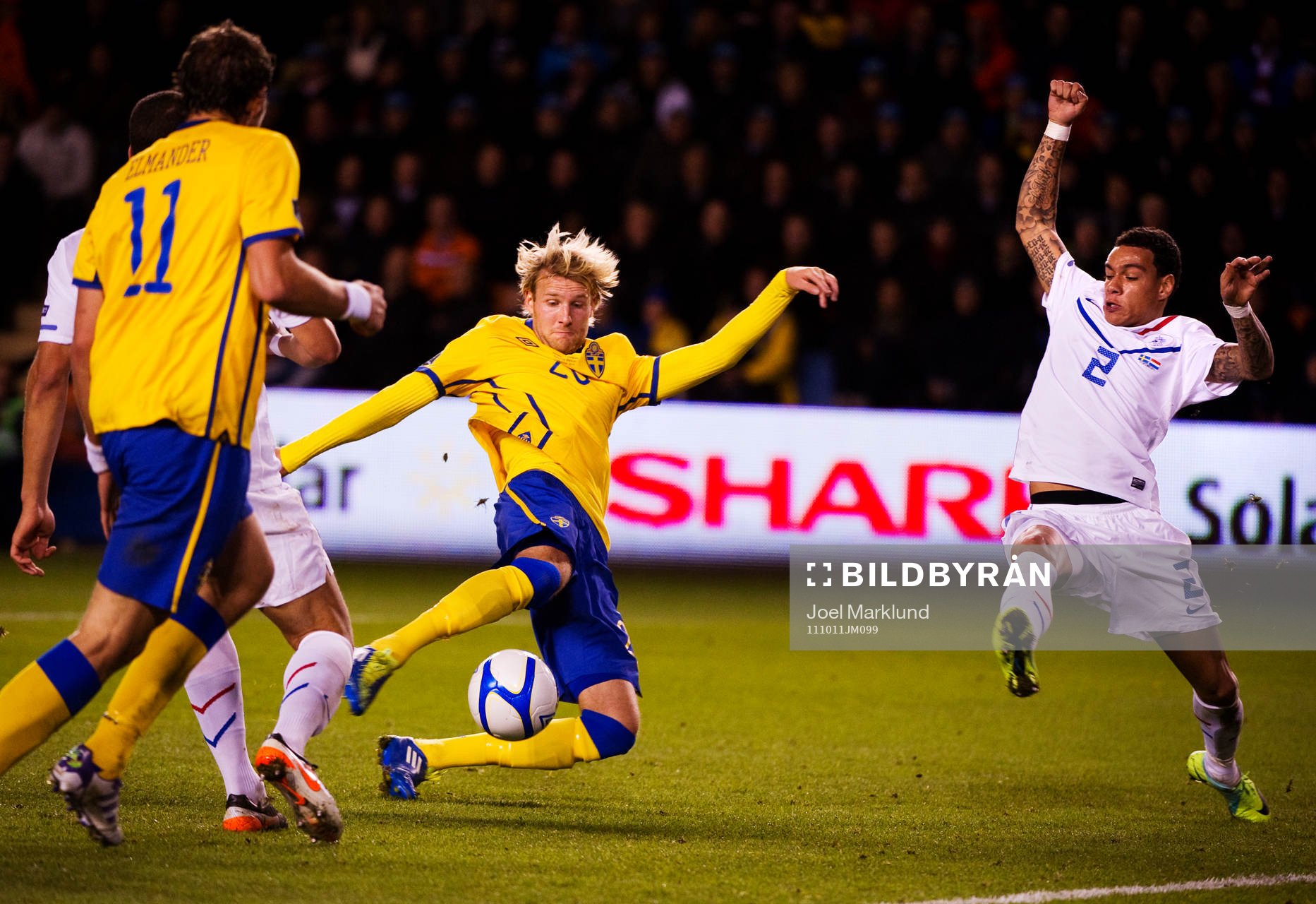 Ola Toivonen, Sverige, missar ett jätteläge framför