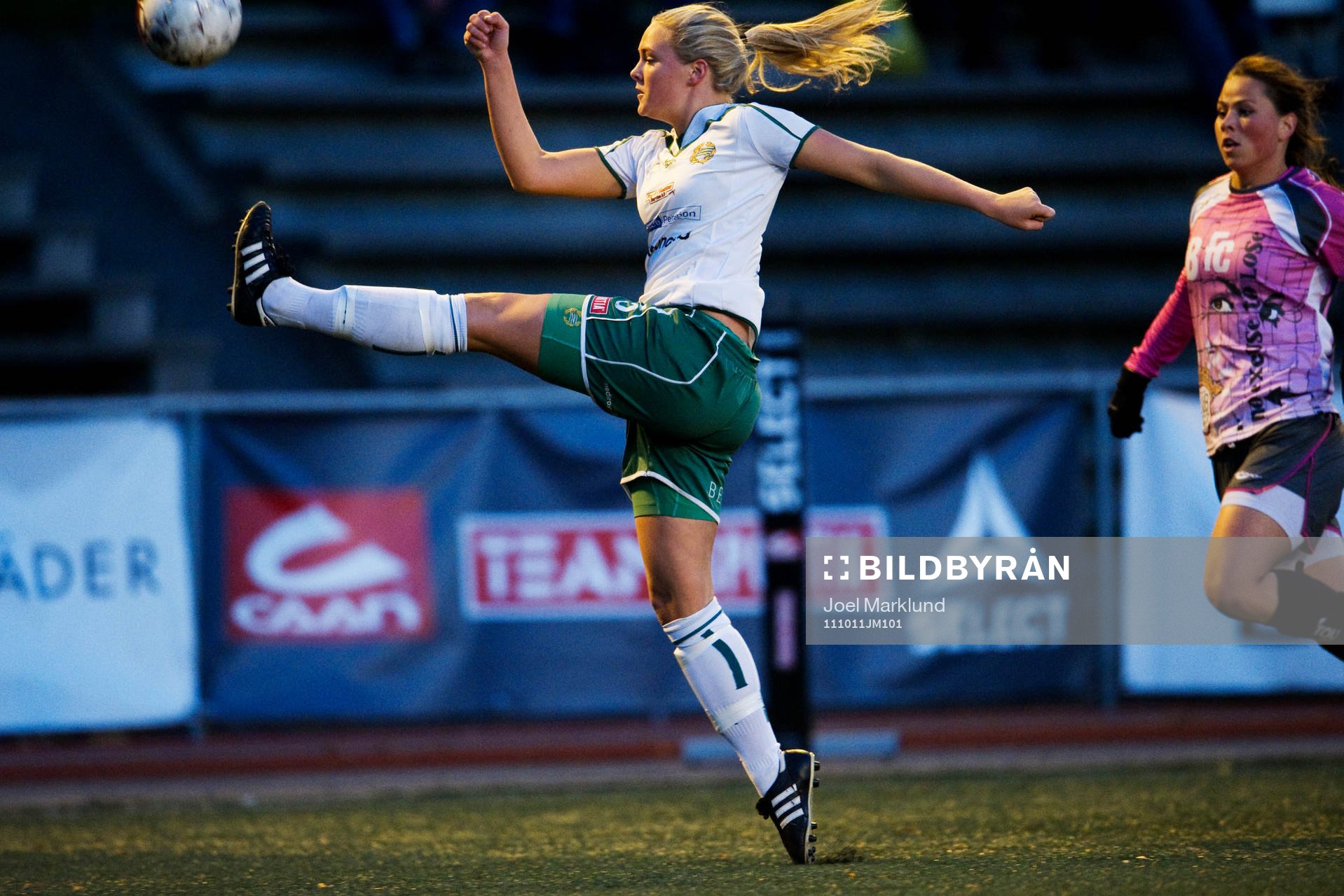 Magdalena Ericsson, Hammarby, rensar undan bollen.