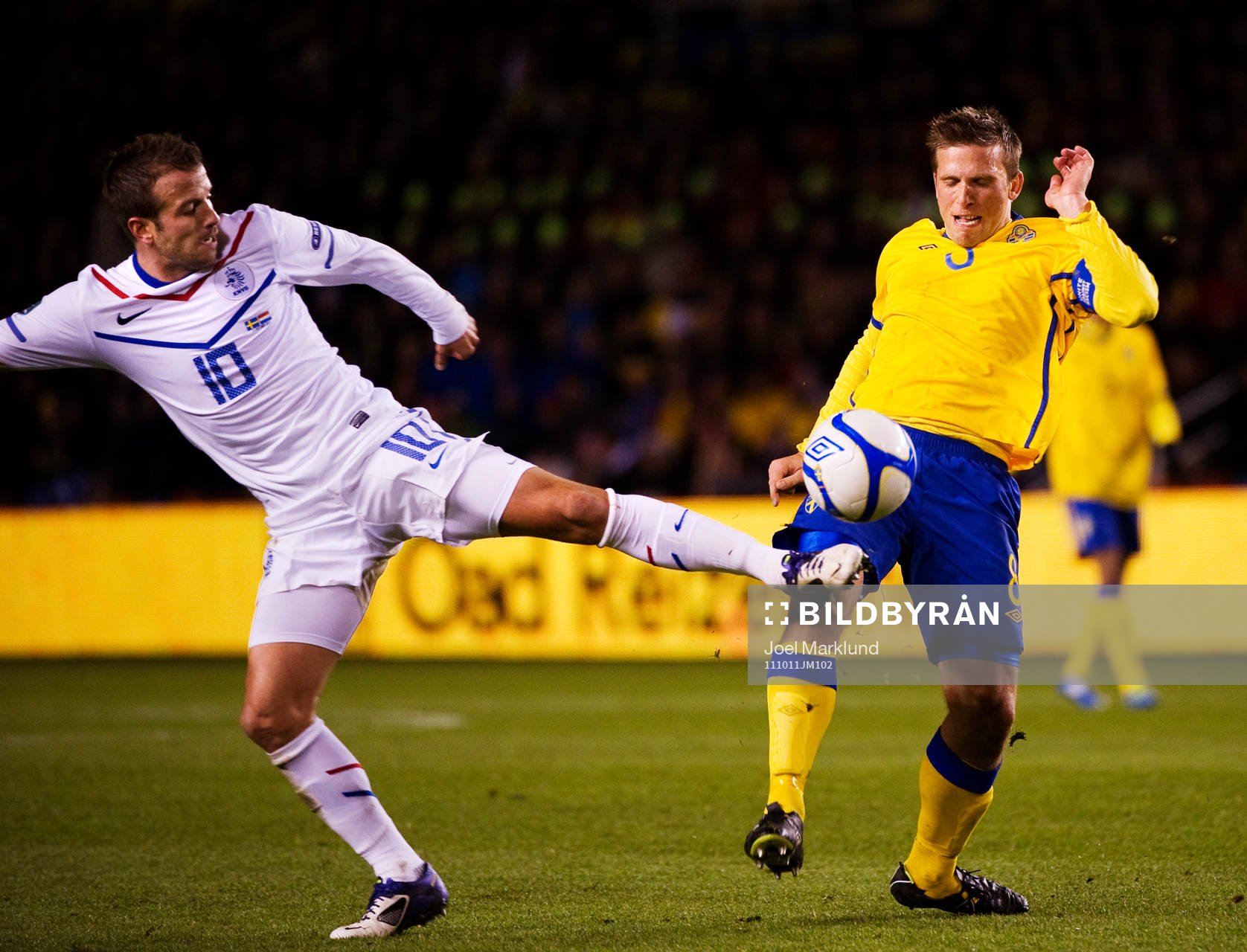 Rafael van der Vaart, Holland, kämpar om bollen med Anders