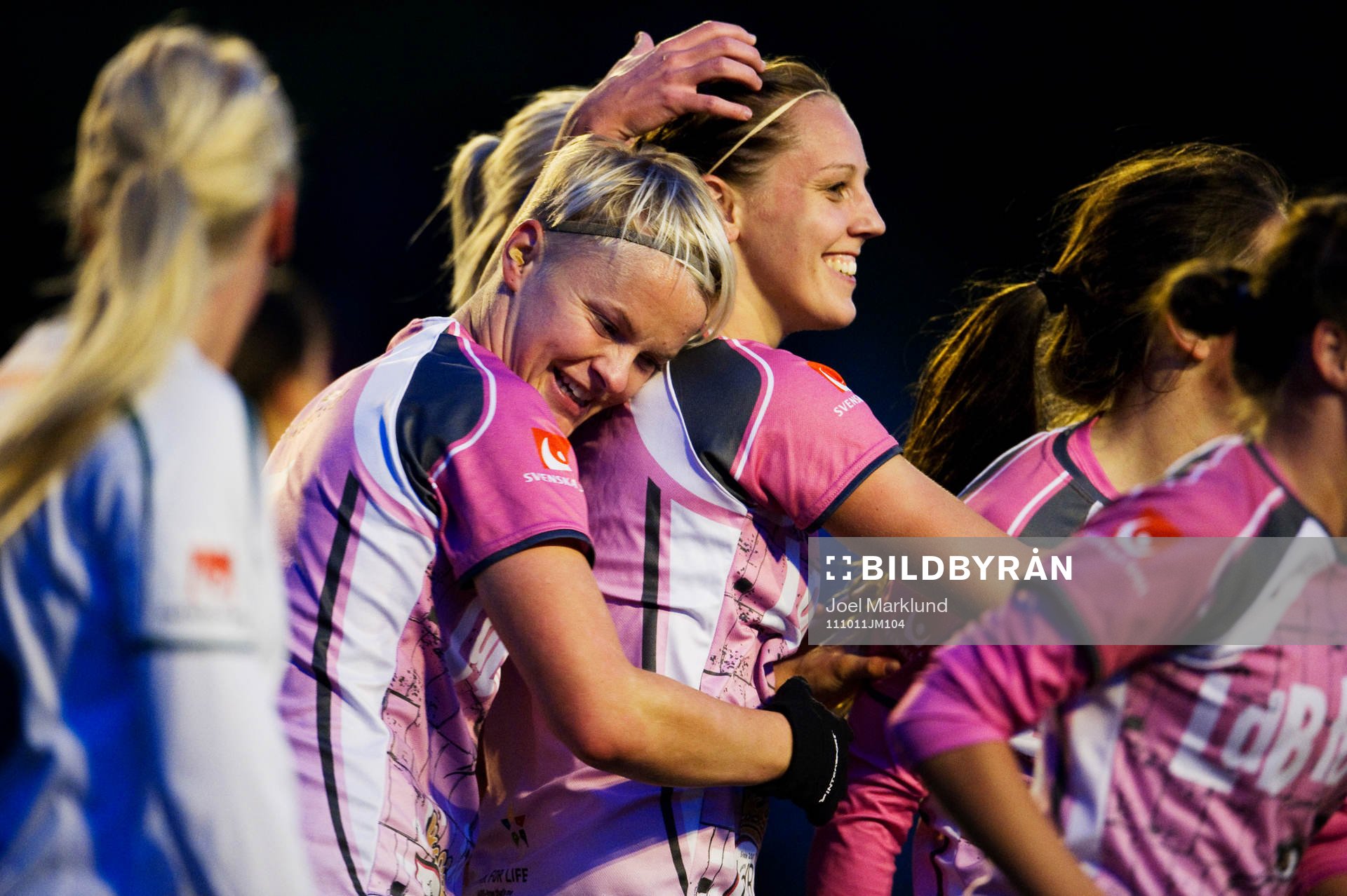  Nilla Fischer kramar om Emma Wilhelmsson, LdB Malmö, efter dennes 0-1-mål. Jubel, glädje.