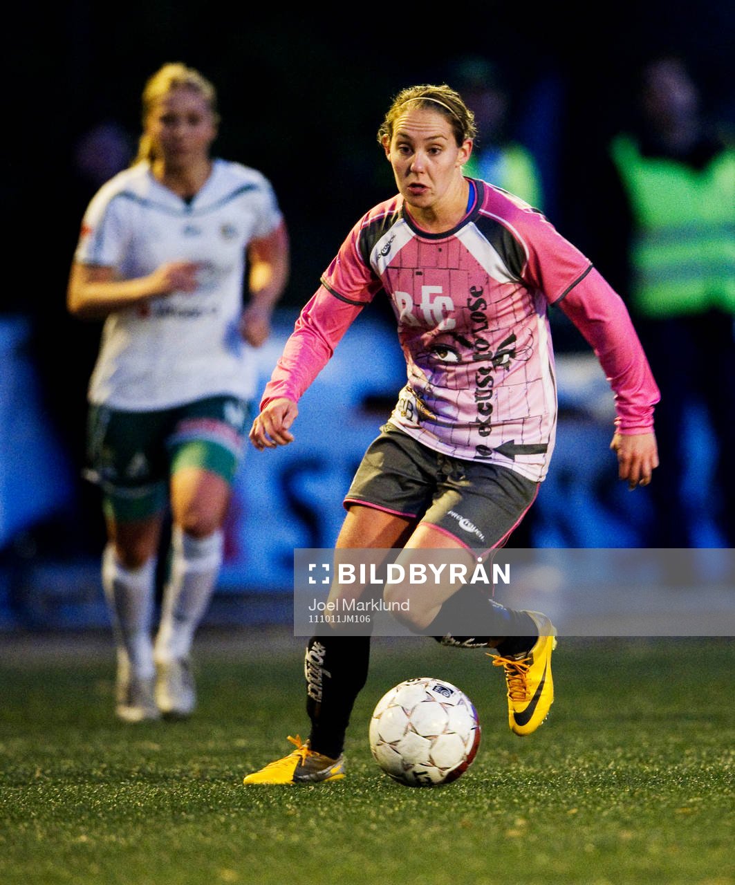 Manon Melis, LdB Malmö, kontrollerar bollen