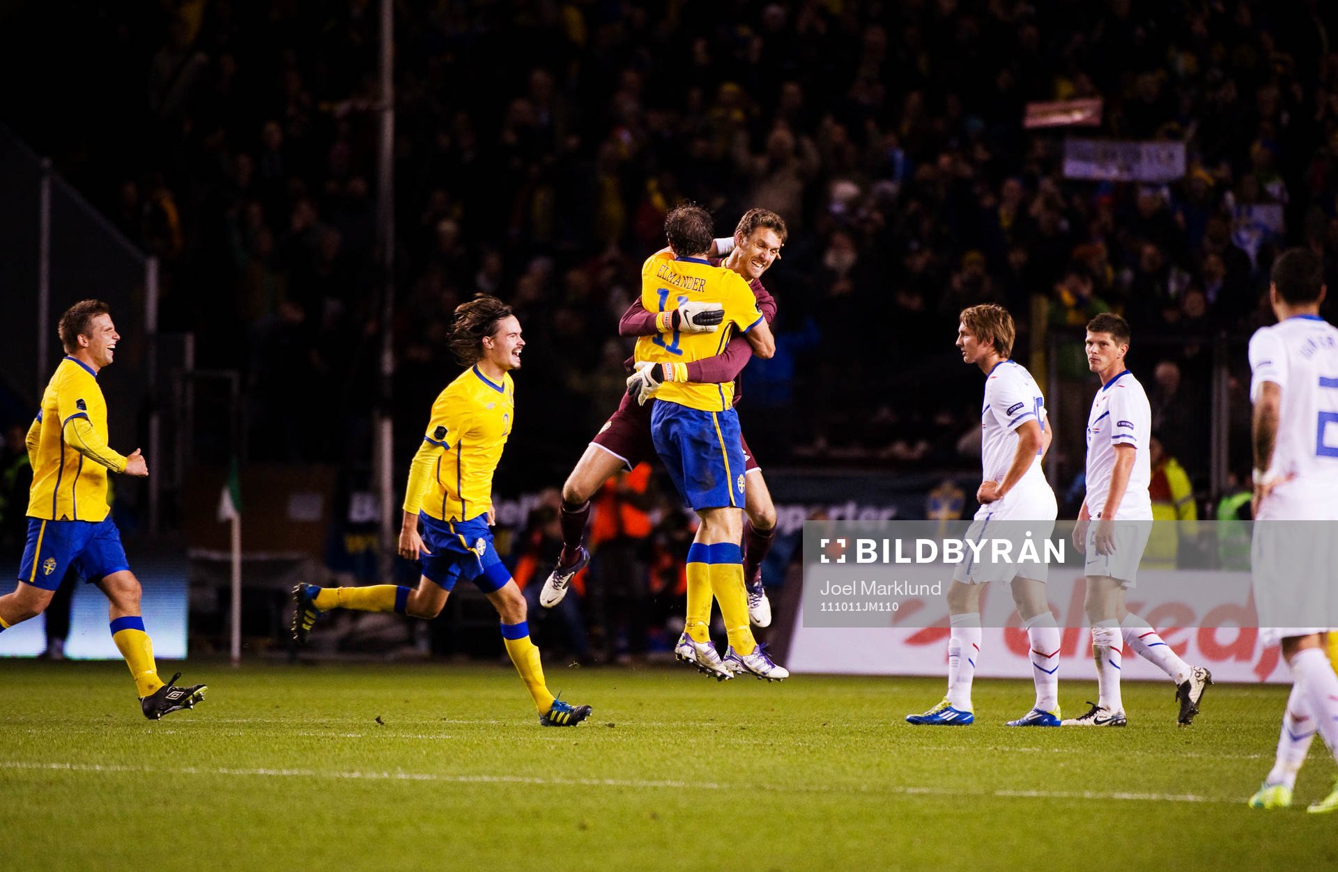 Johan Elmander och Andreas Isaksson, målvakt, Sverige,