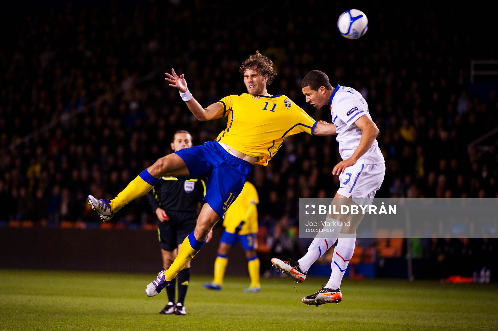 Johan Elmander, Sverige, dras i tröjan av Jeffrey Bruma,