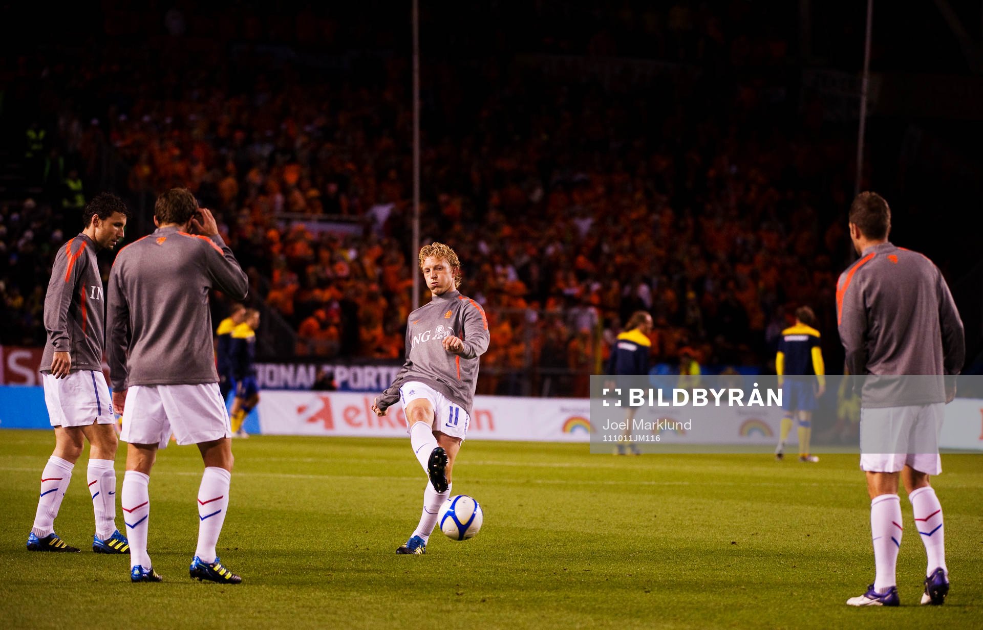 Dirk Kuyt, Holland, passar bollen