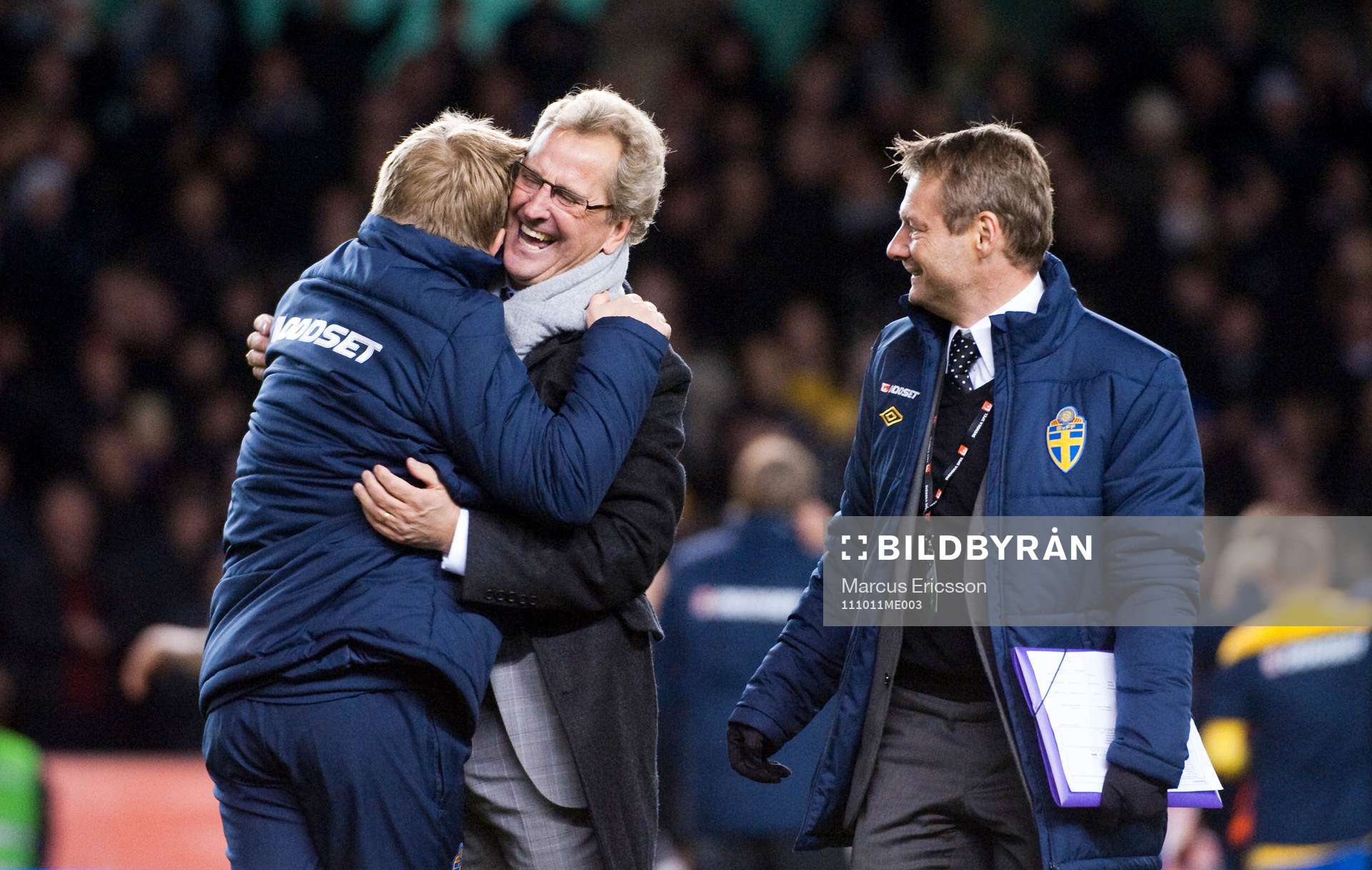 Erik Hamrén, förbundskapten får ett glädjefnatt