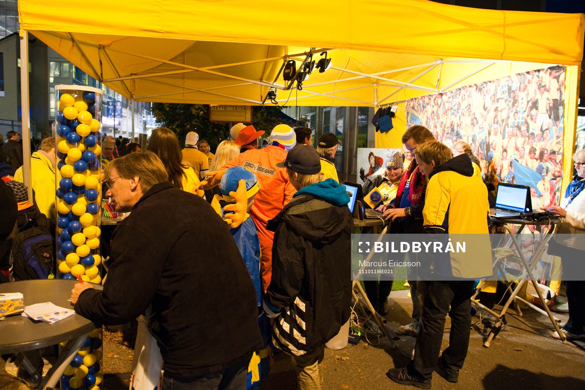 Utanför Råsunda innan matchen