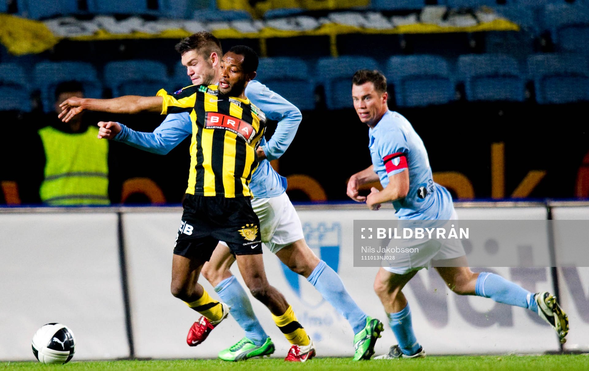 Rene Makondele, Häcken, dras i tröjan av Ivo Pekalski,