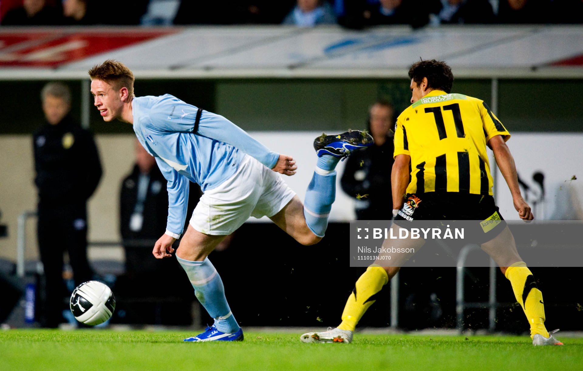 Pontus Jansson, Malmö FF, går förbi Andres Vasquez,