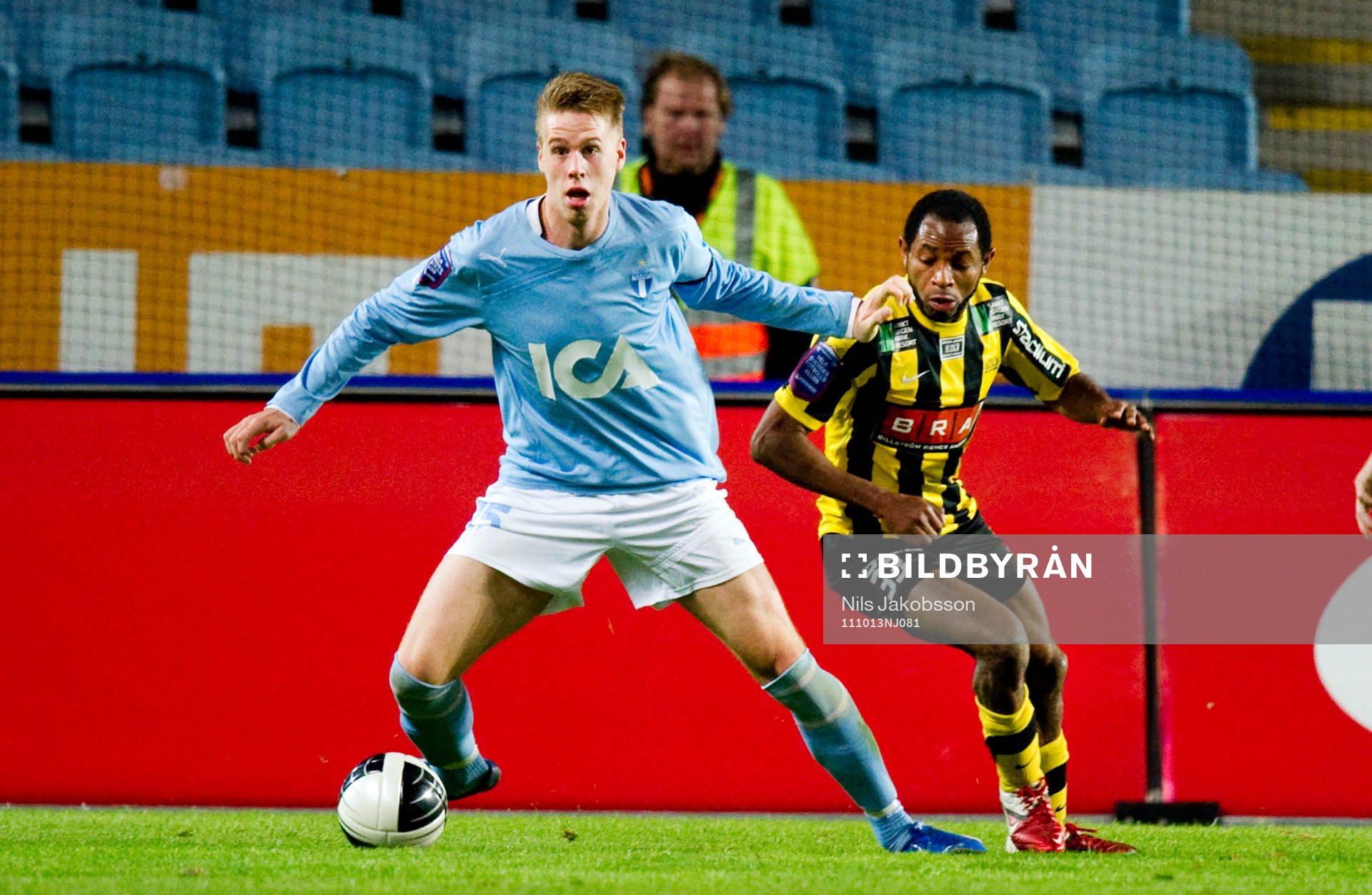 Pontus Jansson, Malmö FF, vänder bort Rene Makondele,