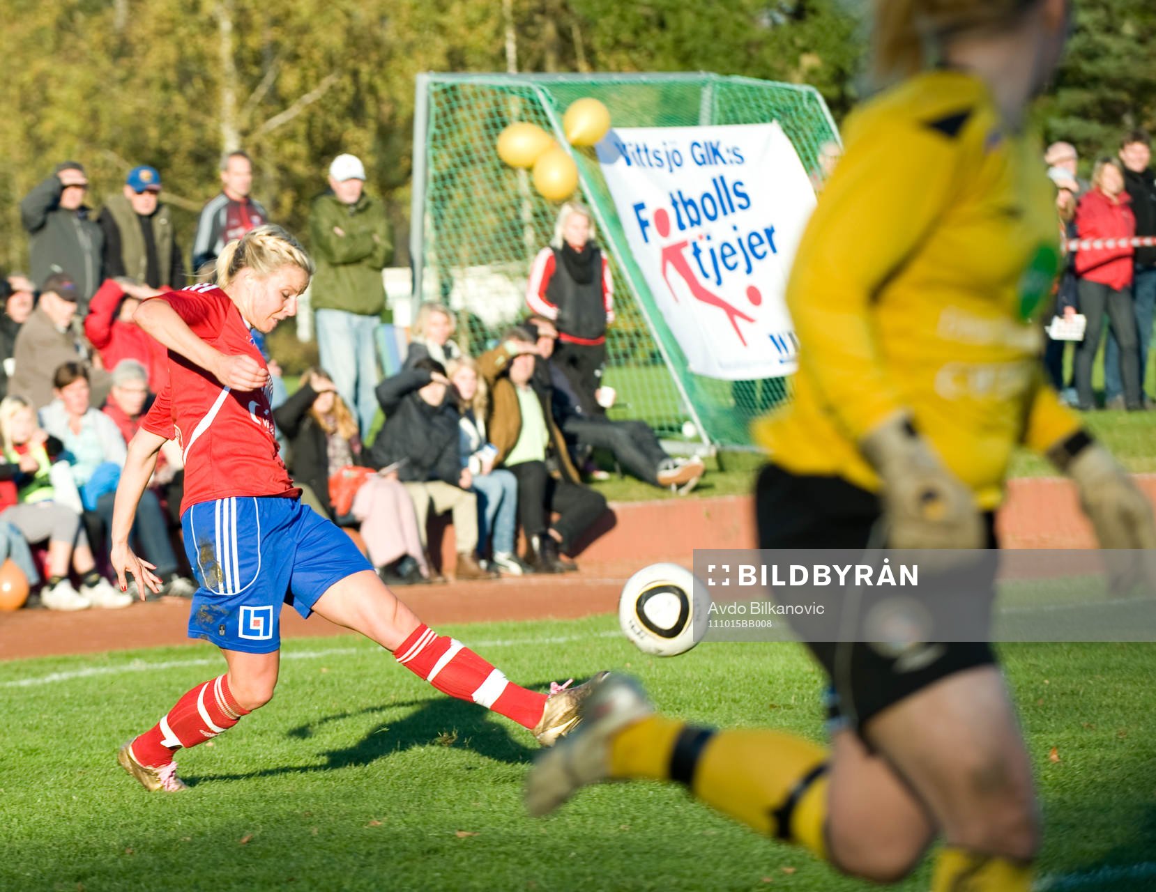 Sofie Andersson, Vittsjö, försöker lyfta bollen över