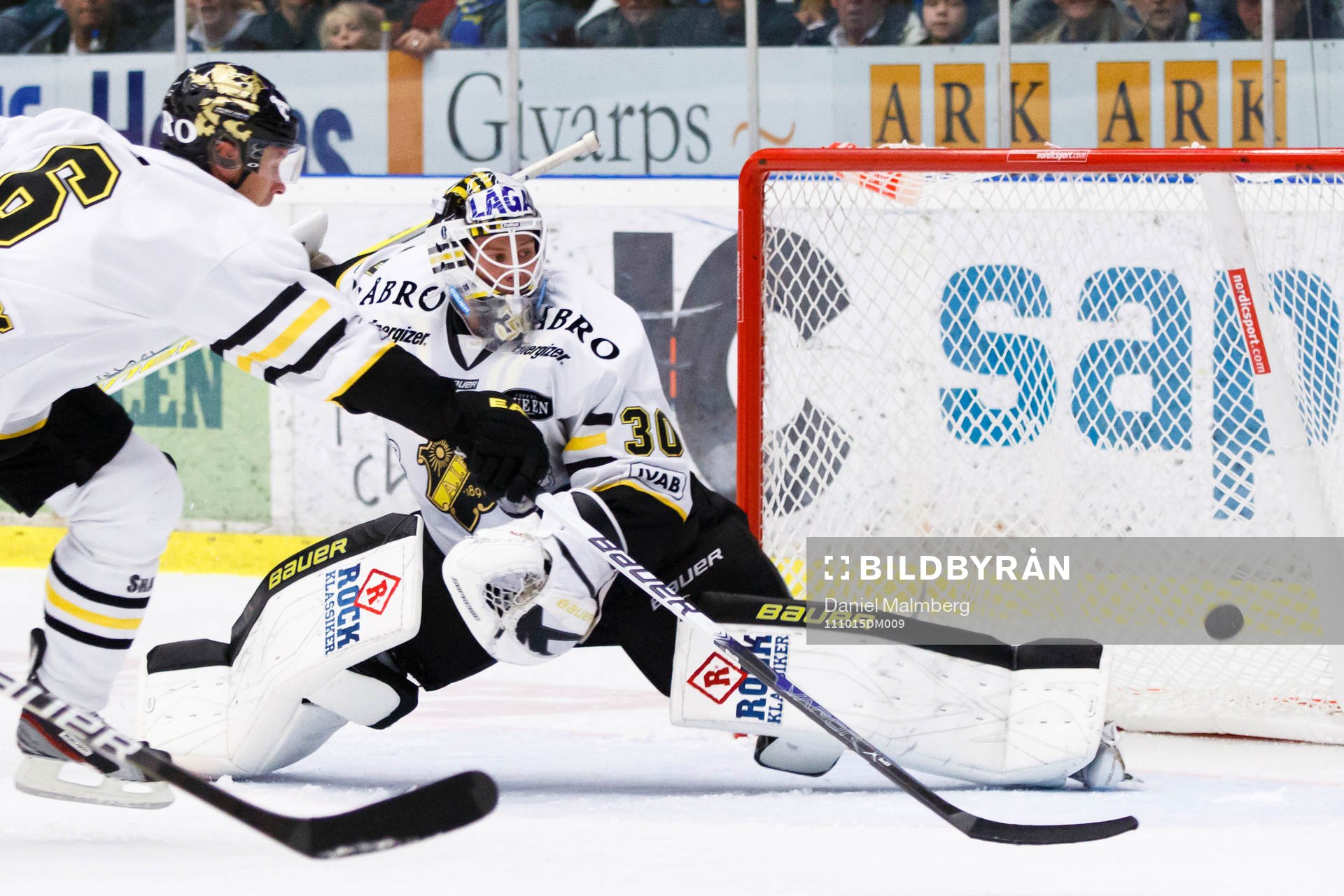 Pucken går i mål bakom Viktor Fasth, målvakt, AIK