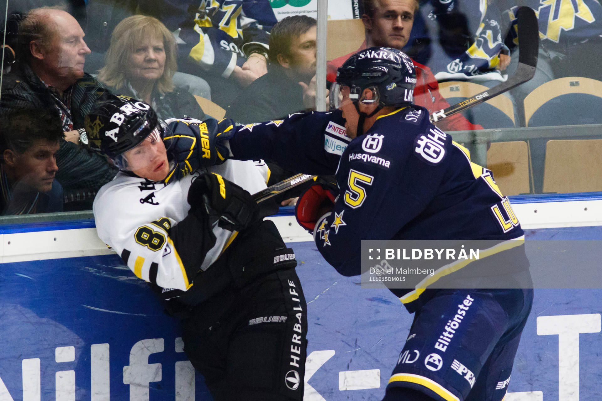 Mikko Luoma, HV71 trycker till Oscar Ahlström, AIK