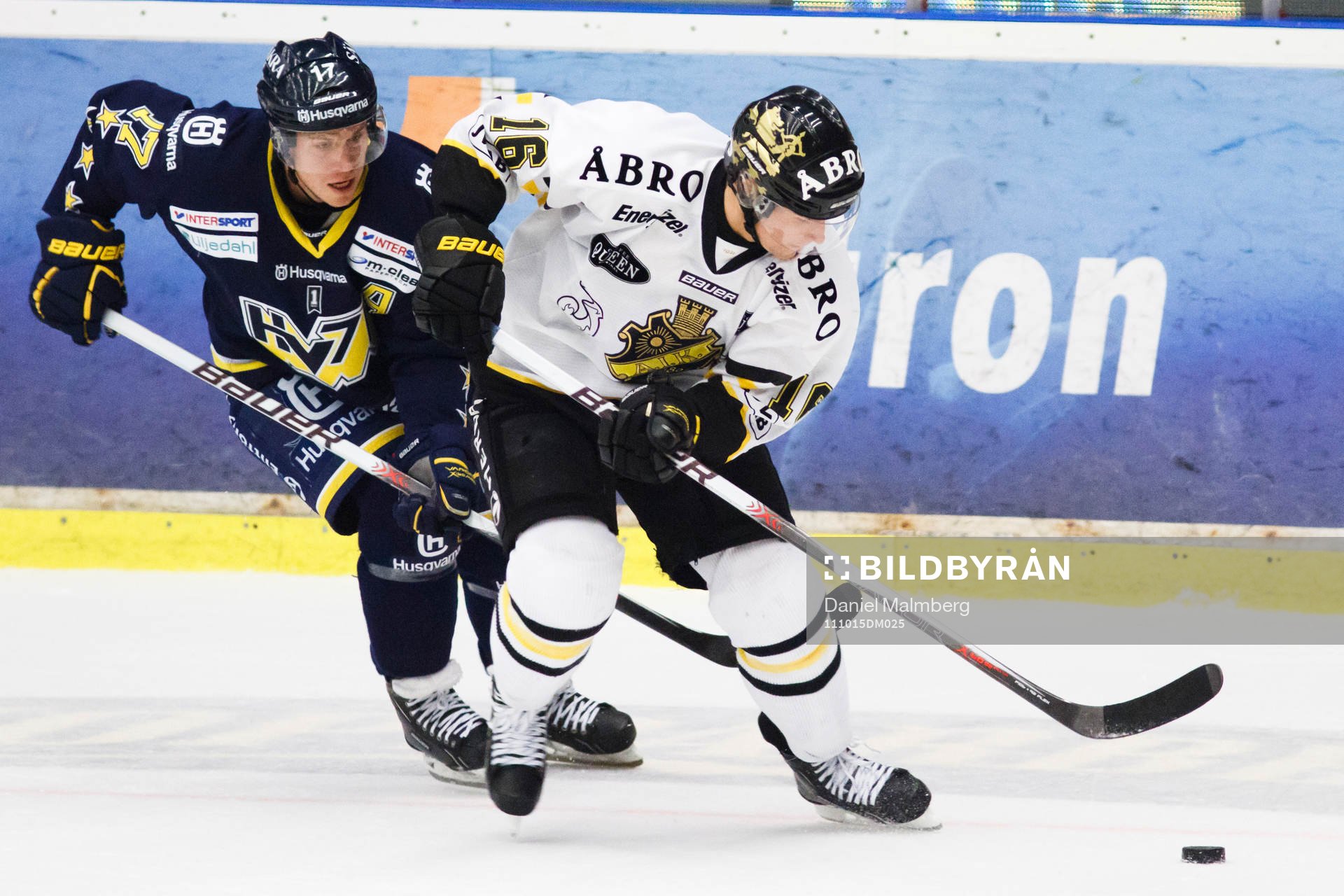 Tobias Viklund, AIK med pucken framför Andreas Falk, HV71