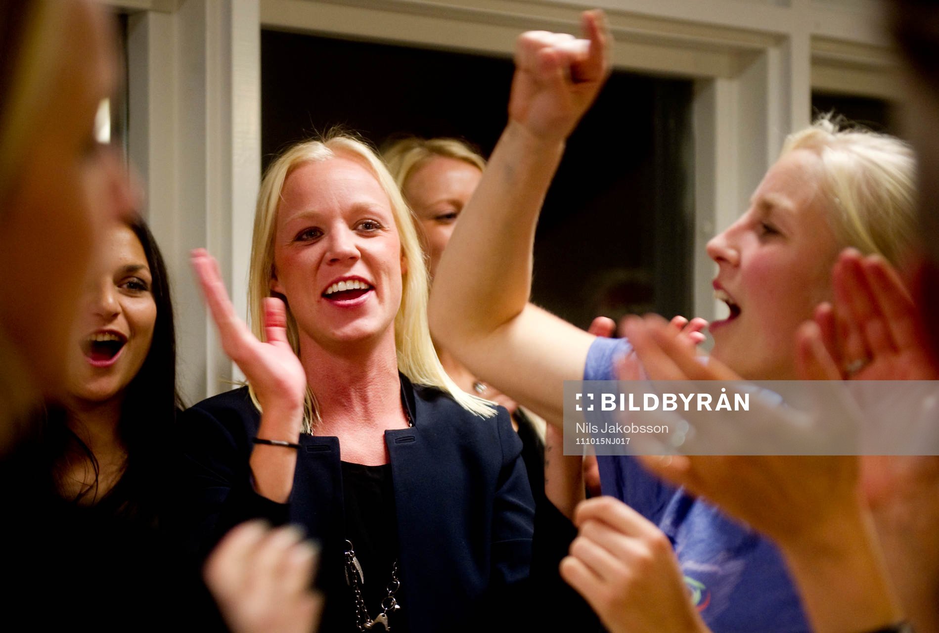 Guldfest för LDB Malmö, Caroline Seger, leder allsång.