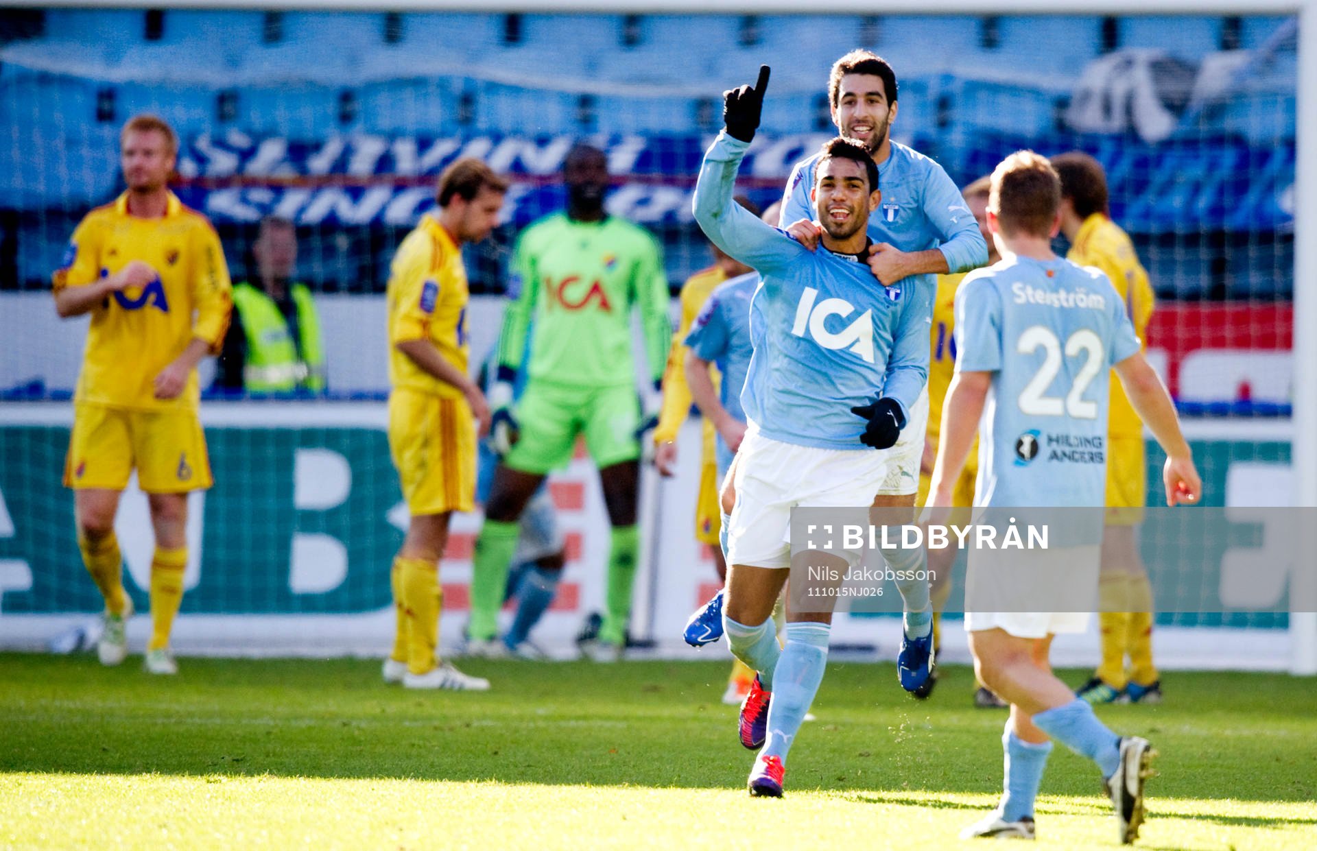  Wilton Figueiredo, Malmö FF skruvar in en frispark, Jimmy Durmaz, Filip Stenström, Malmö FF jubel.