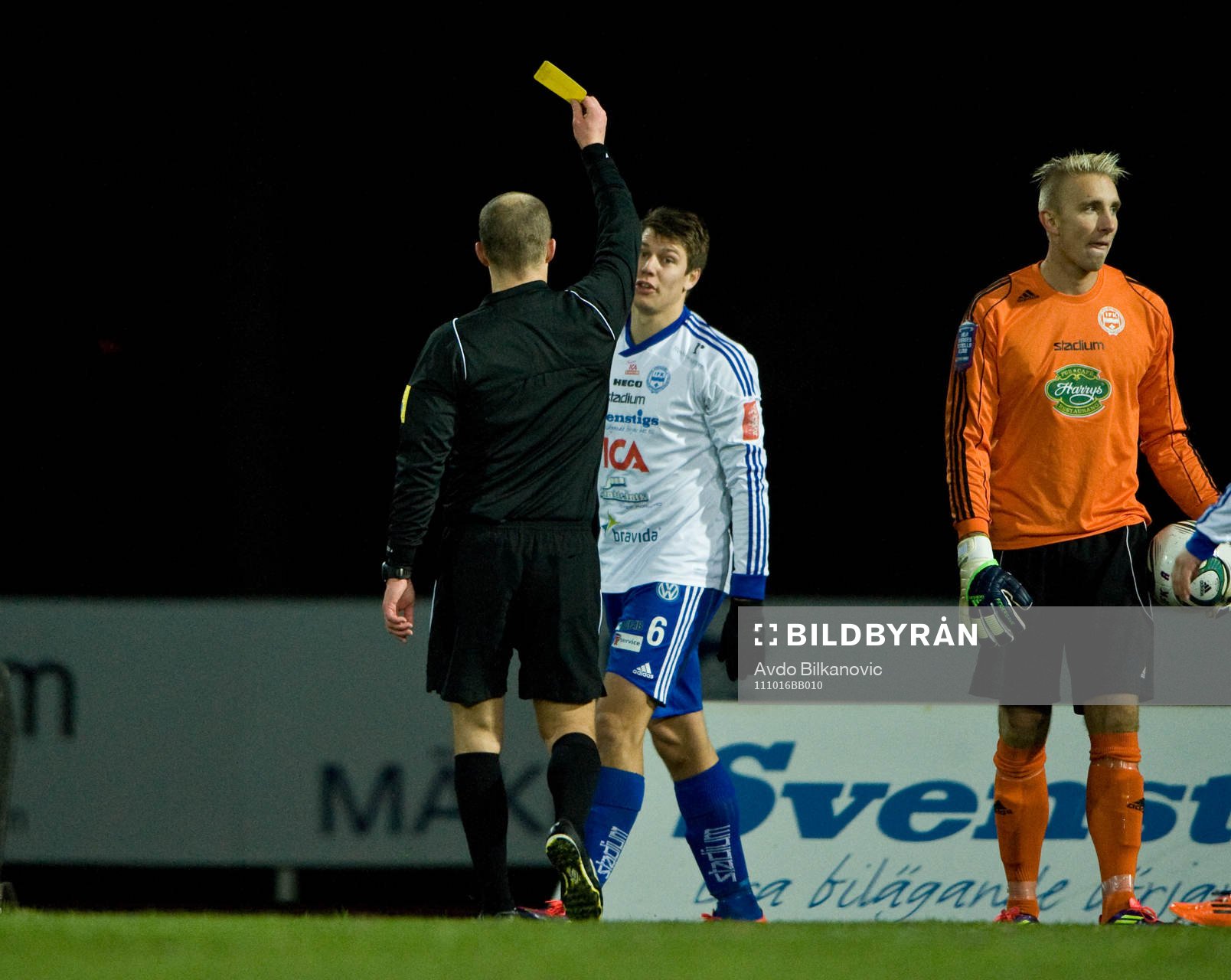 Martin Claesson, Värnamo, får gult kort, varning av