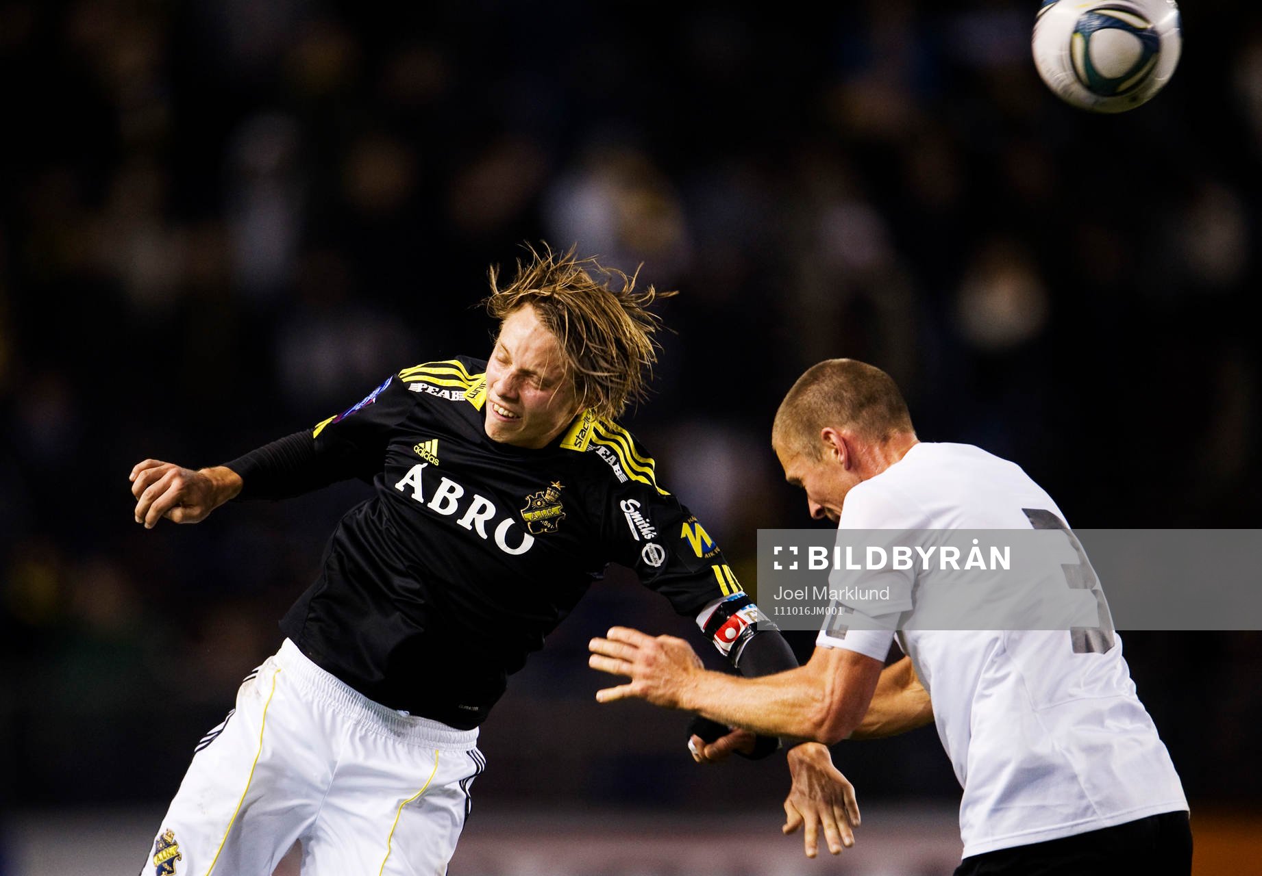 Viktor Lundberg, AIK, vinner en luftduell mot Mattias