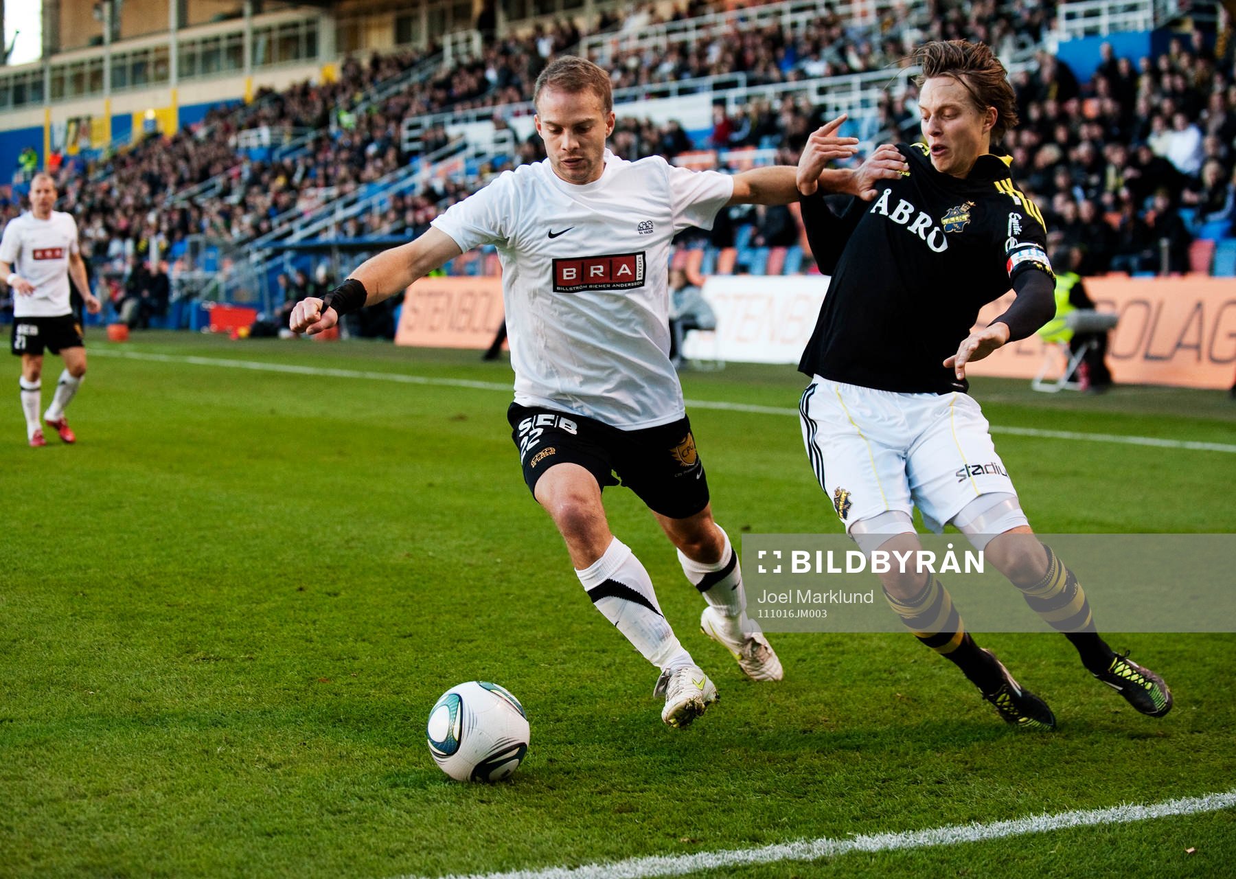 Daniel Forsell, Häcken, trycker undan Viktor Lundberg, AIK