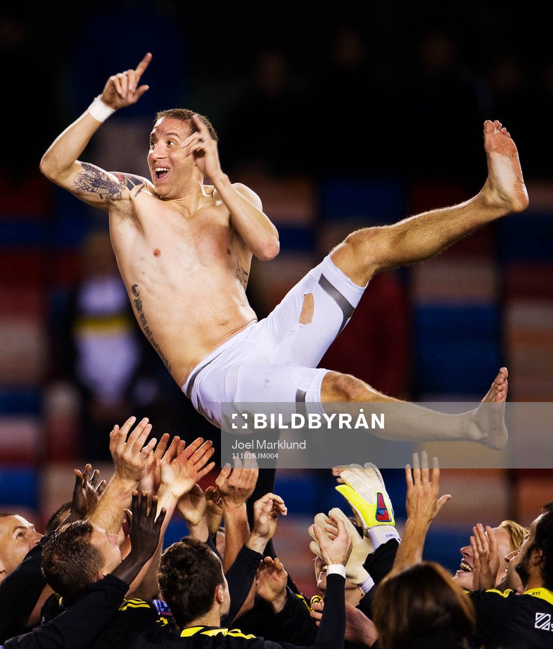 Kenny Pavey, AIK, kastas upp i luften av sina medspelare.