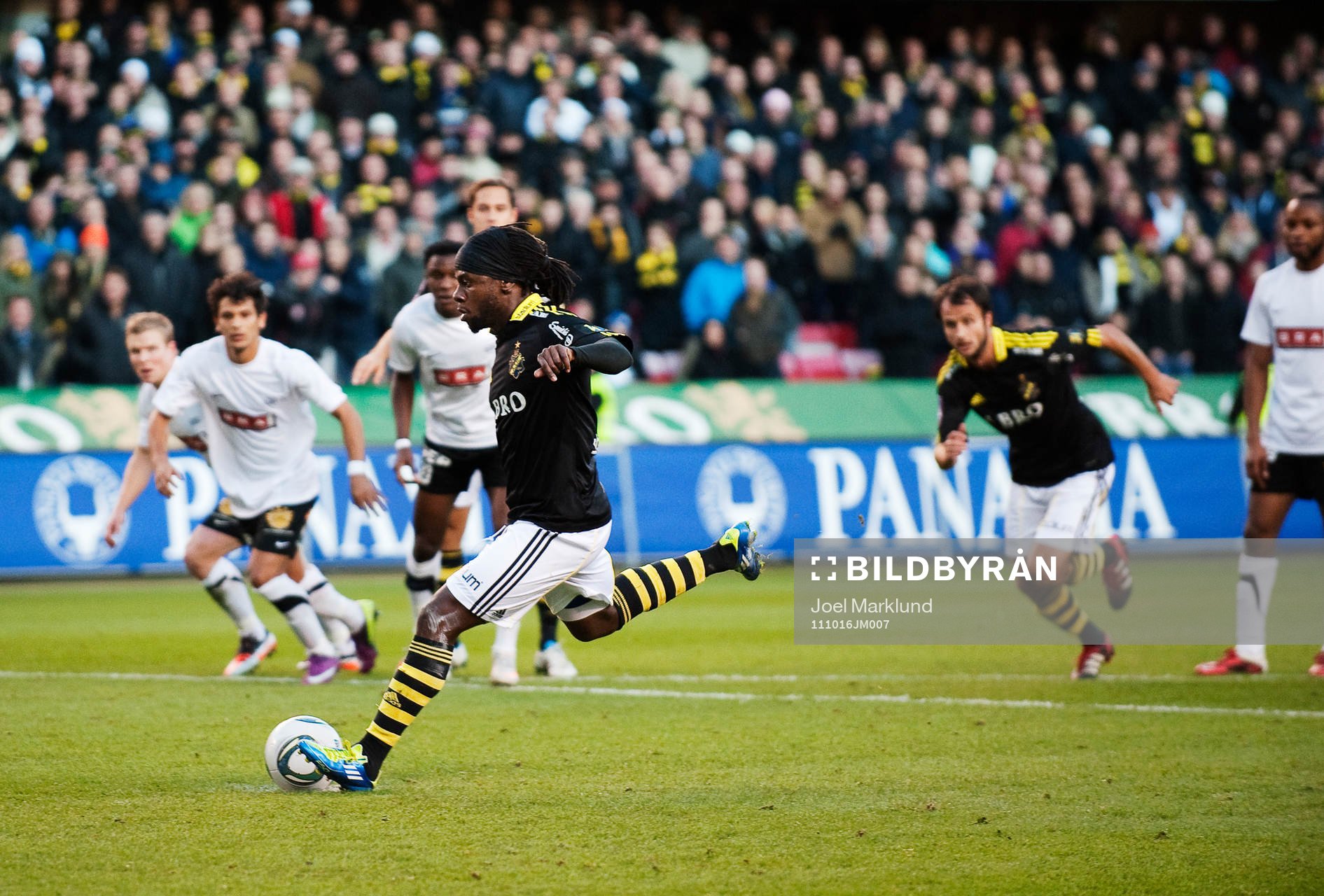 Martin Mutumba, AIK, gör 1-0 på straff