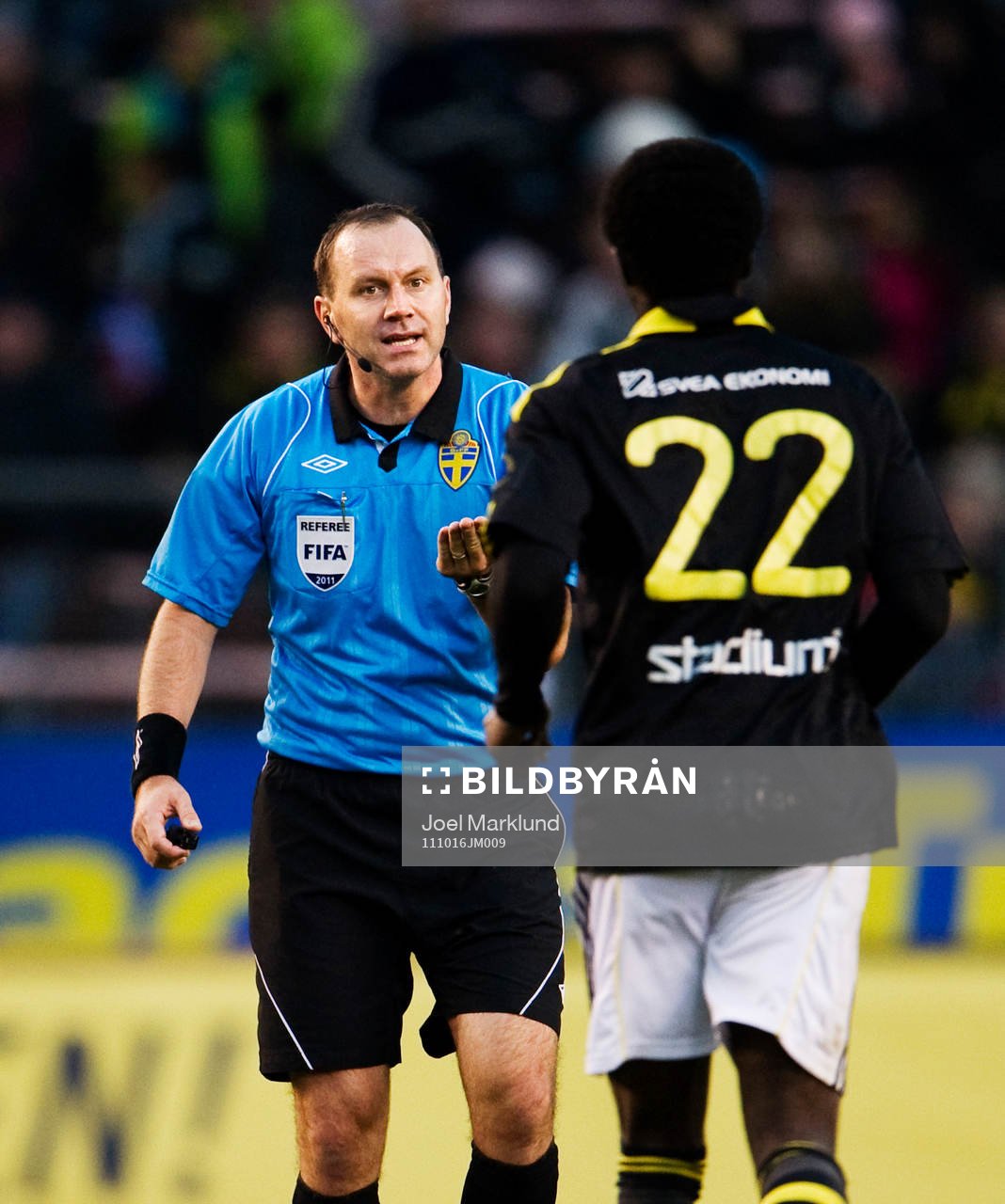 Jonas Eriksson, domare, pratar med Kwame Karikari, AIK