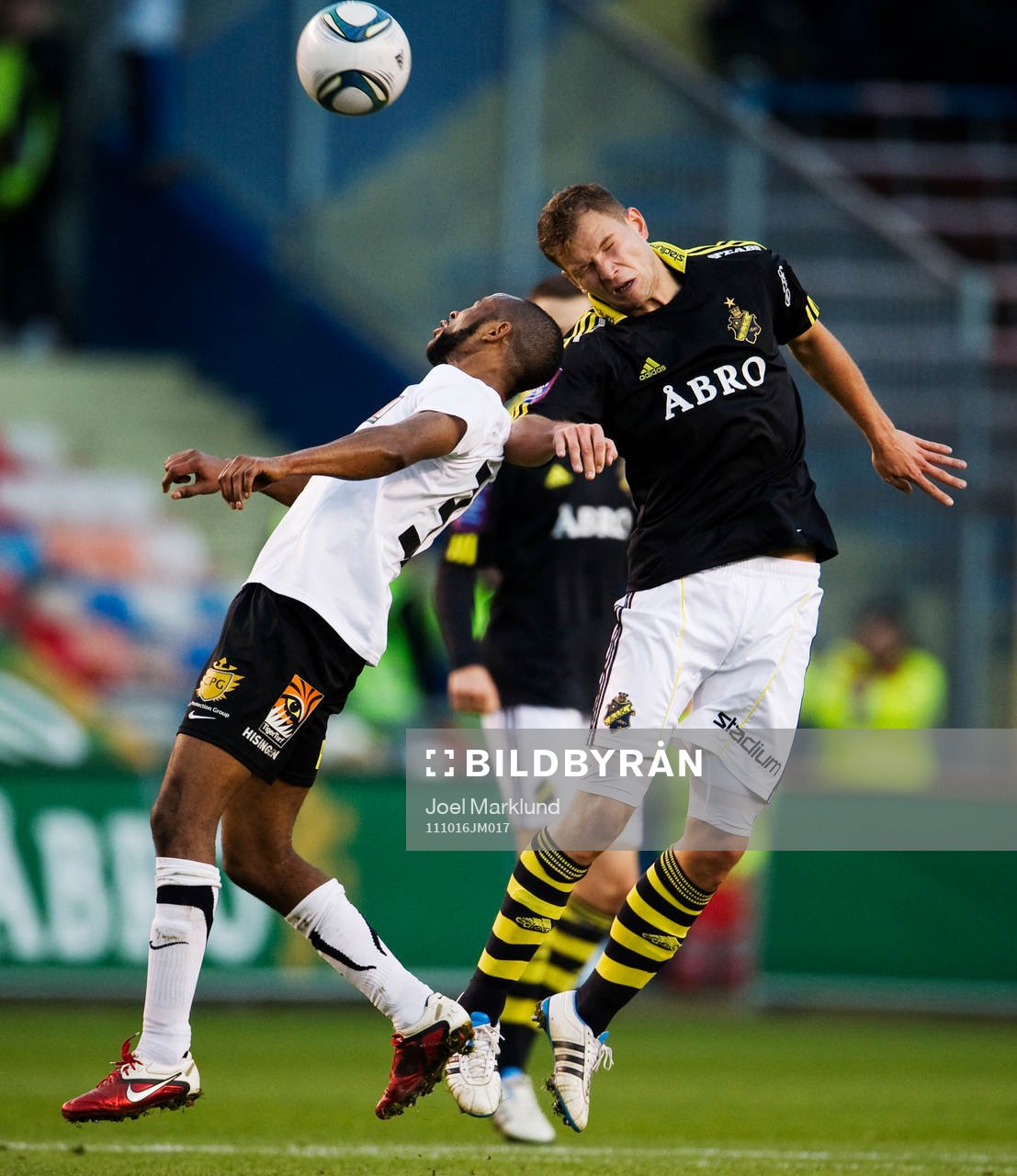 Rene Makondele, Häcken, i en luftduell med Robert Åhman
