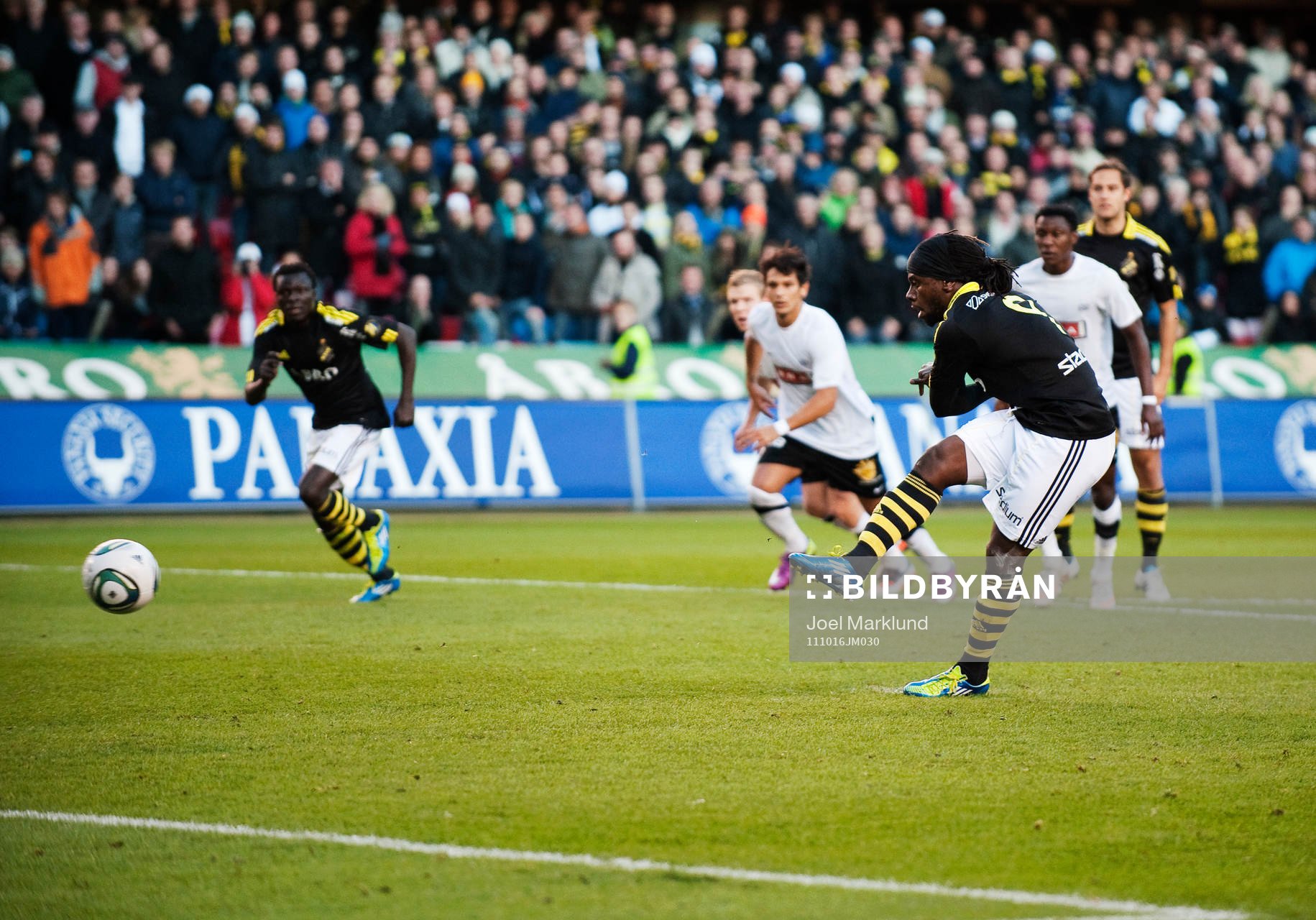 Martin Mutumba, AIK, gör 1-0 på straff