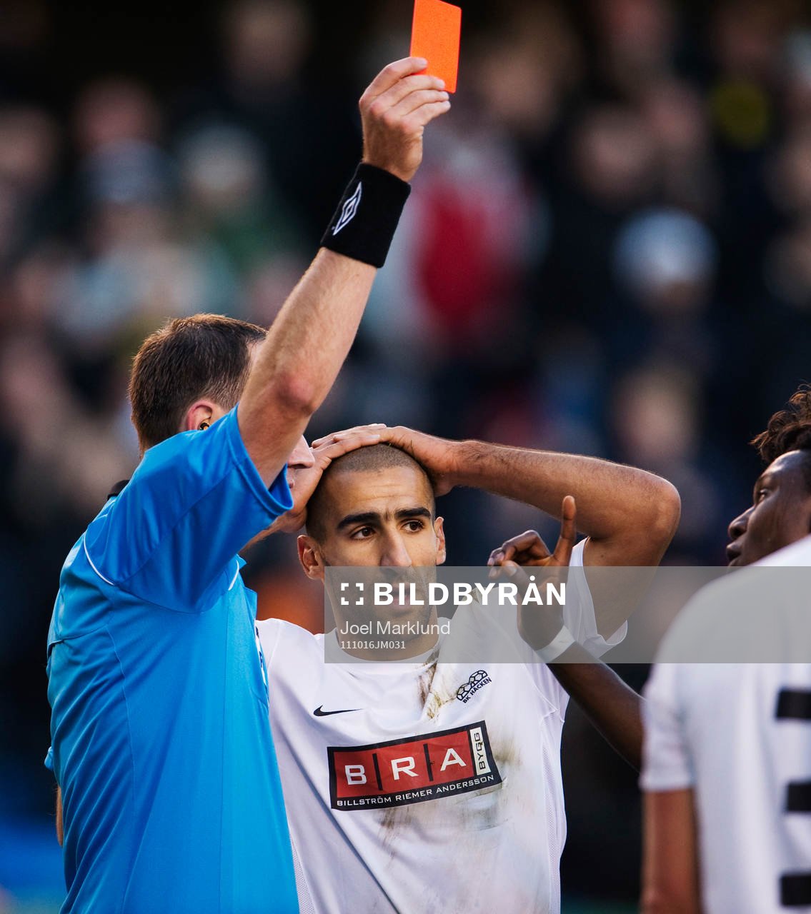 Mohammed Ali Khan, Häcken, får rött kort. Domare,