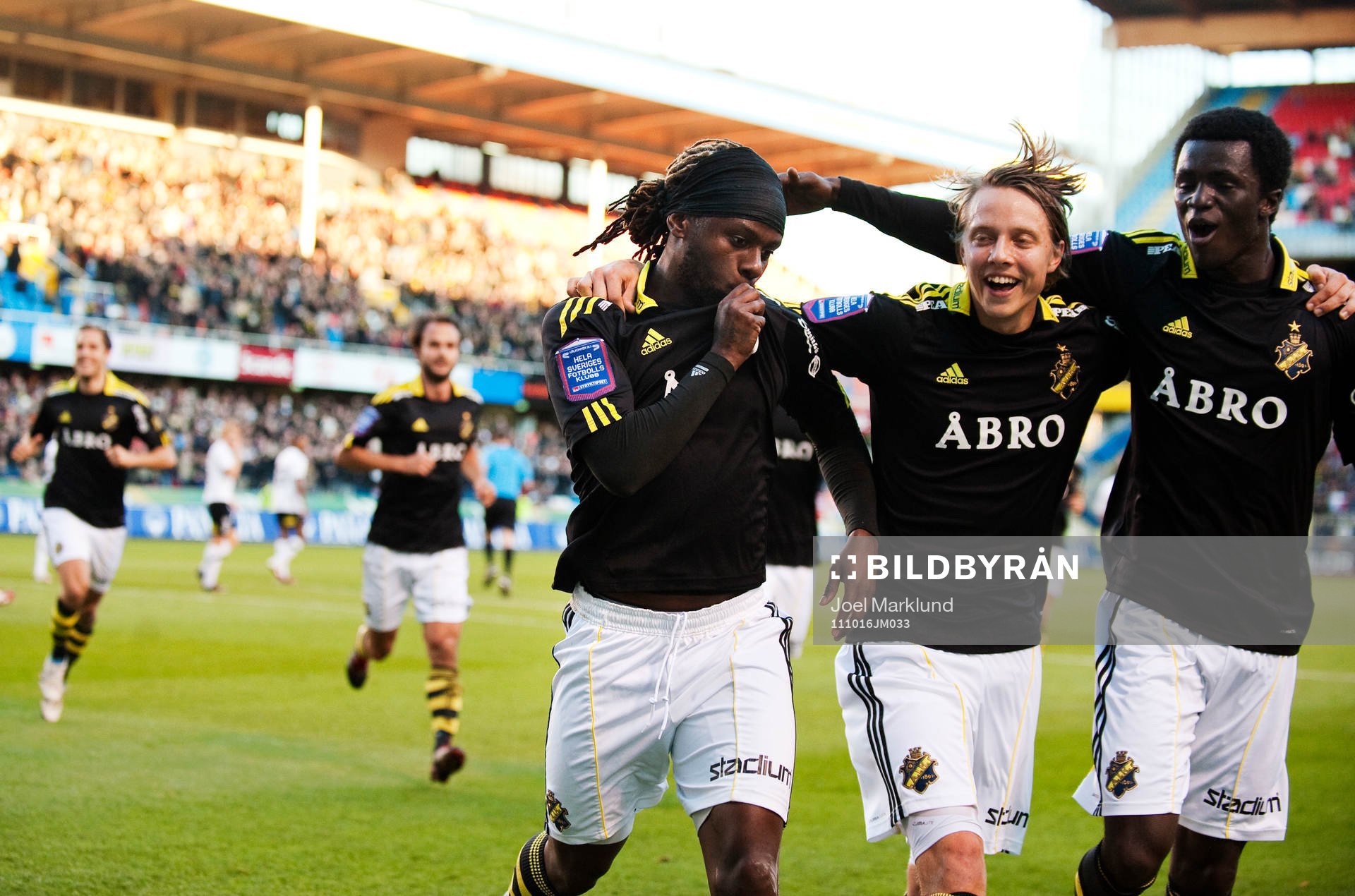 Martin Mutumba, AIK, kysser klubbmärket