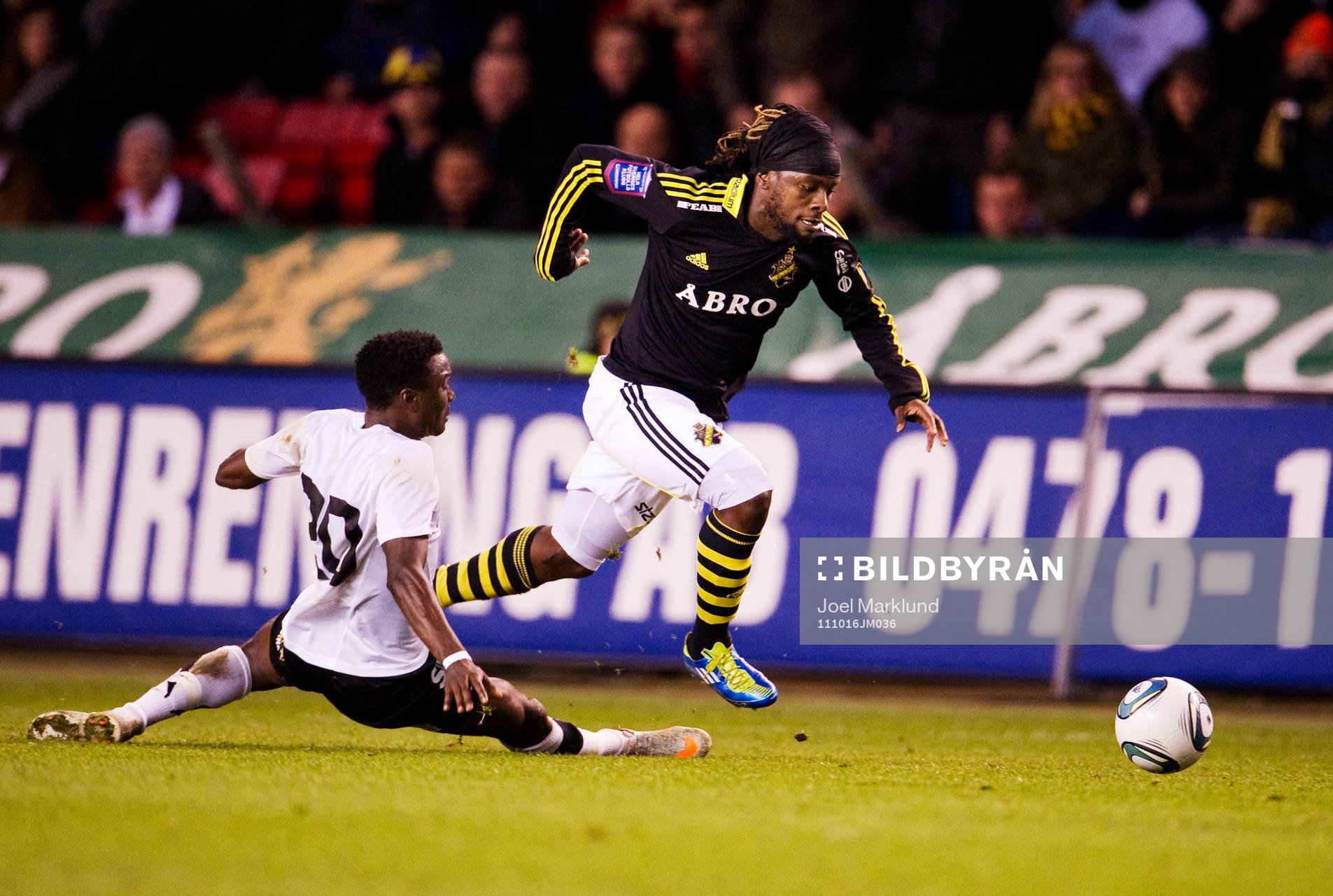 Martin Mutumba, AIK, tar sig förbi Dominic Chatto, Häcken