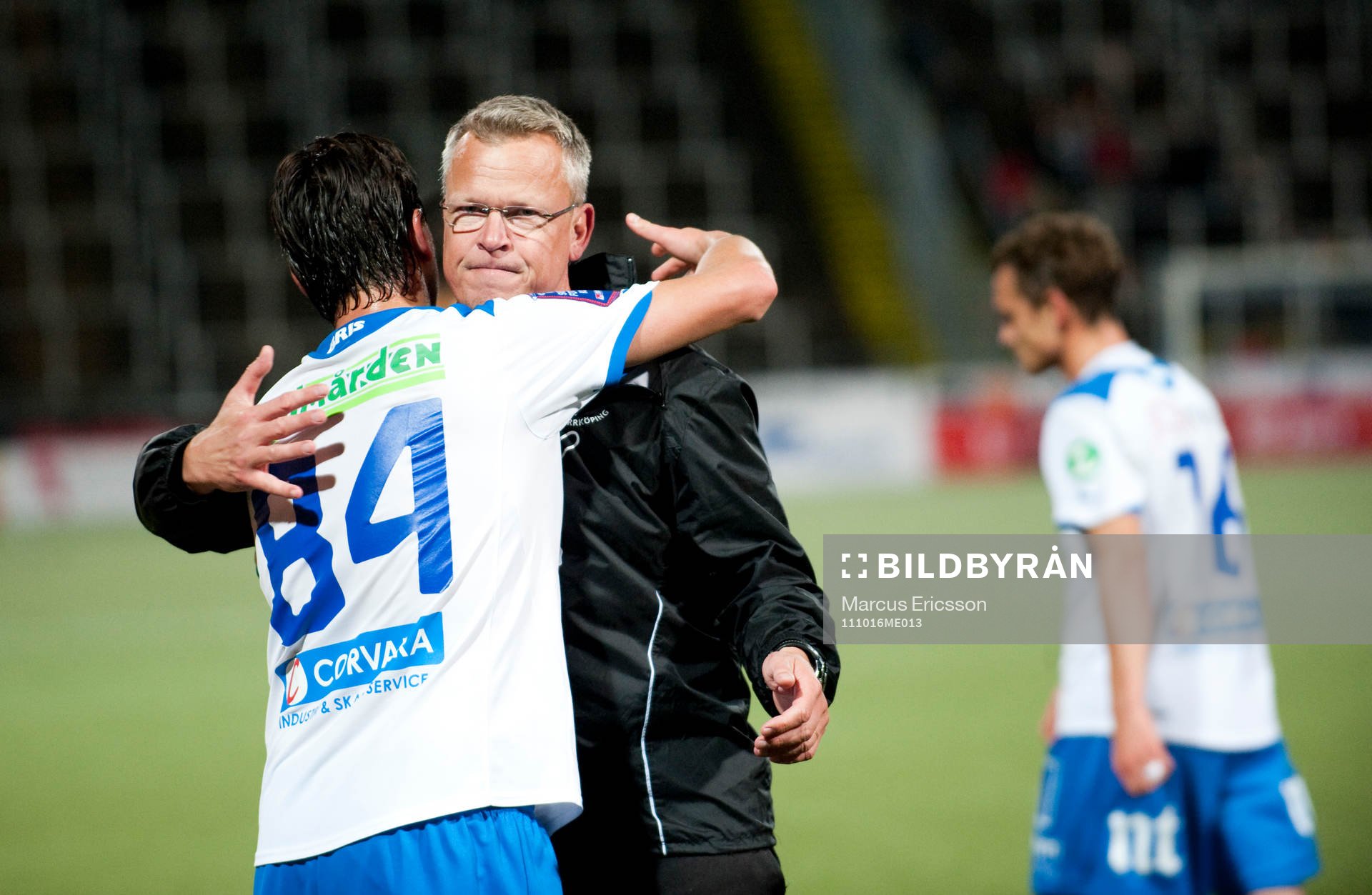 Jan Andersson, tränare Norrköping kramar om sina spelare