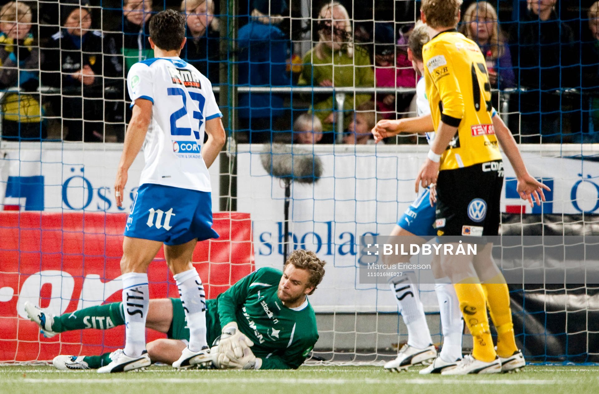 Niklas Westberg, målvakt Norrköping plockar ned bollen