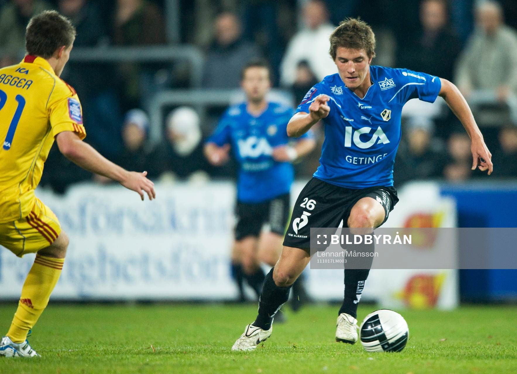  Joakim Wrele, Halmstad, vänder bort Nicolaj Agger, Djurgården