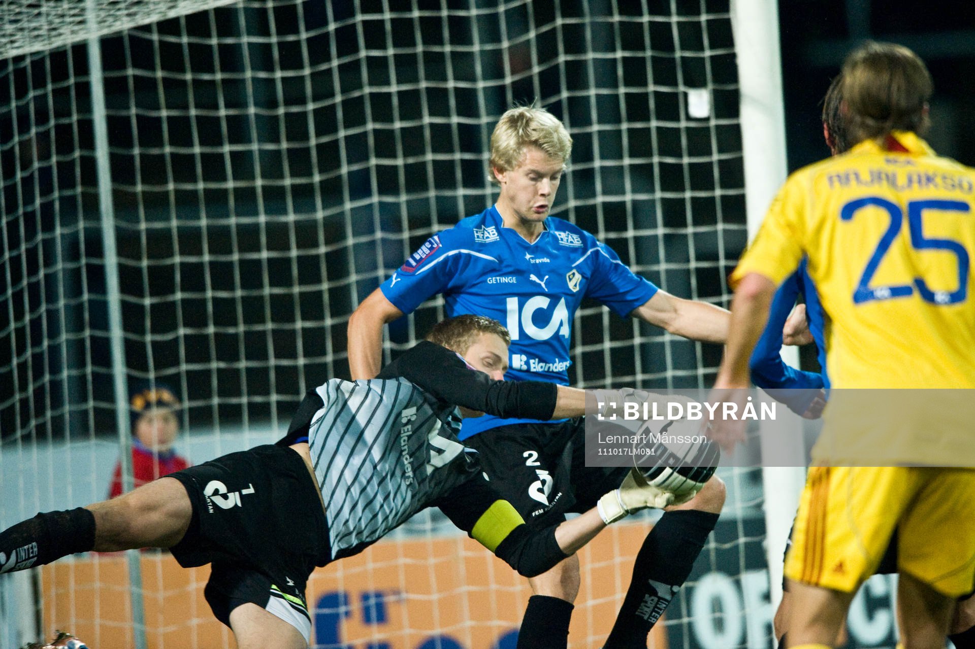 Viktor Ljung bakom Karl-Johan Johnsson, målvakt, Halmstad