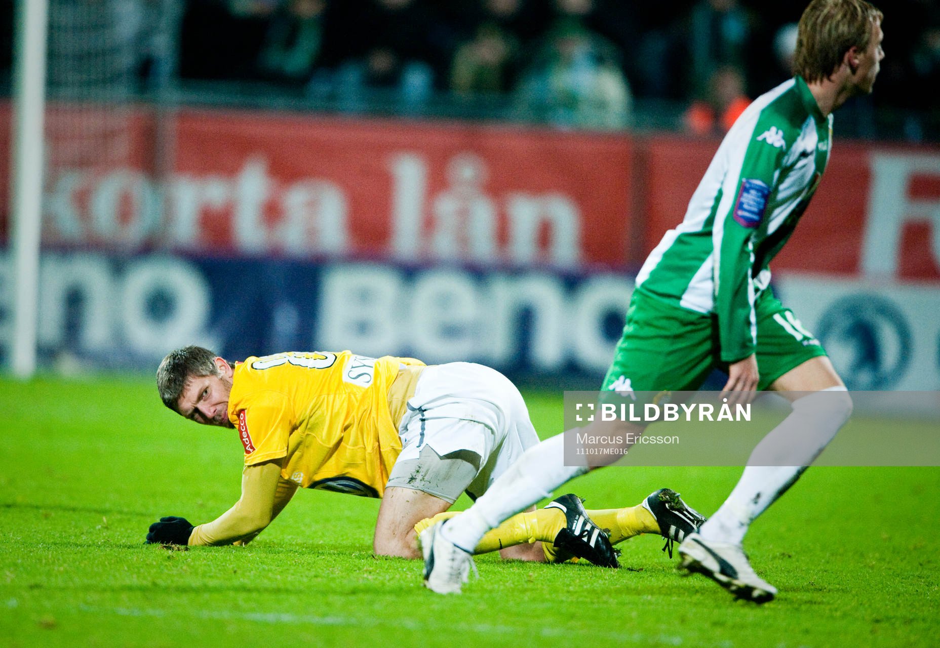 Dennis Östlundh, Jönköping sneglar irriterat upp på