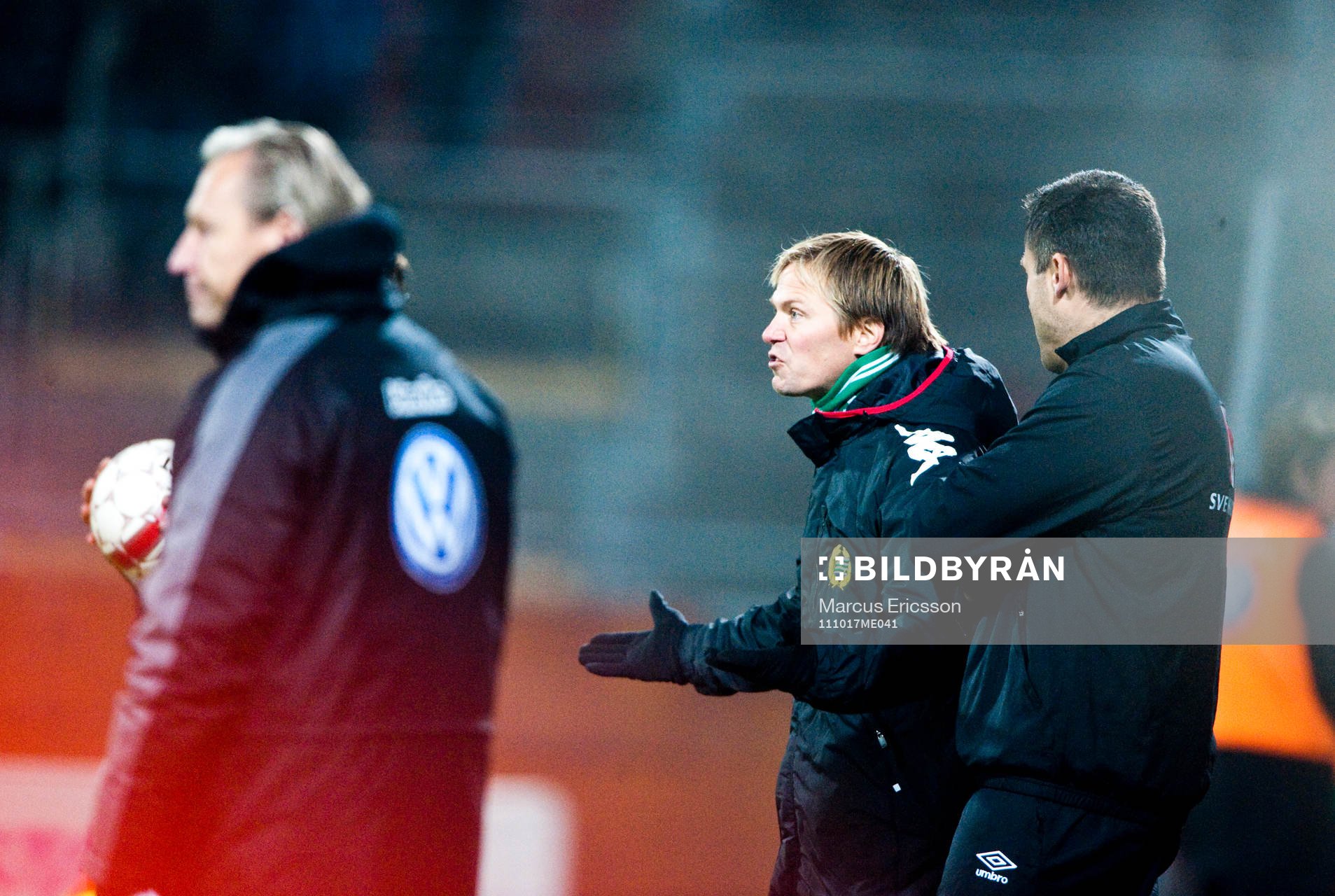 Roger Sandberg, tränare Hammarby skriker på domare