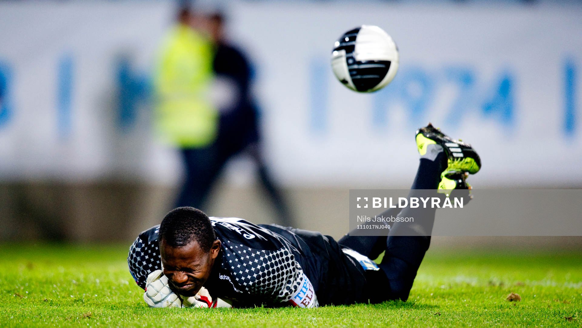 Dwayne Miller, målvakt, Syrianska, får ont, skada