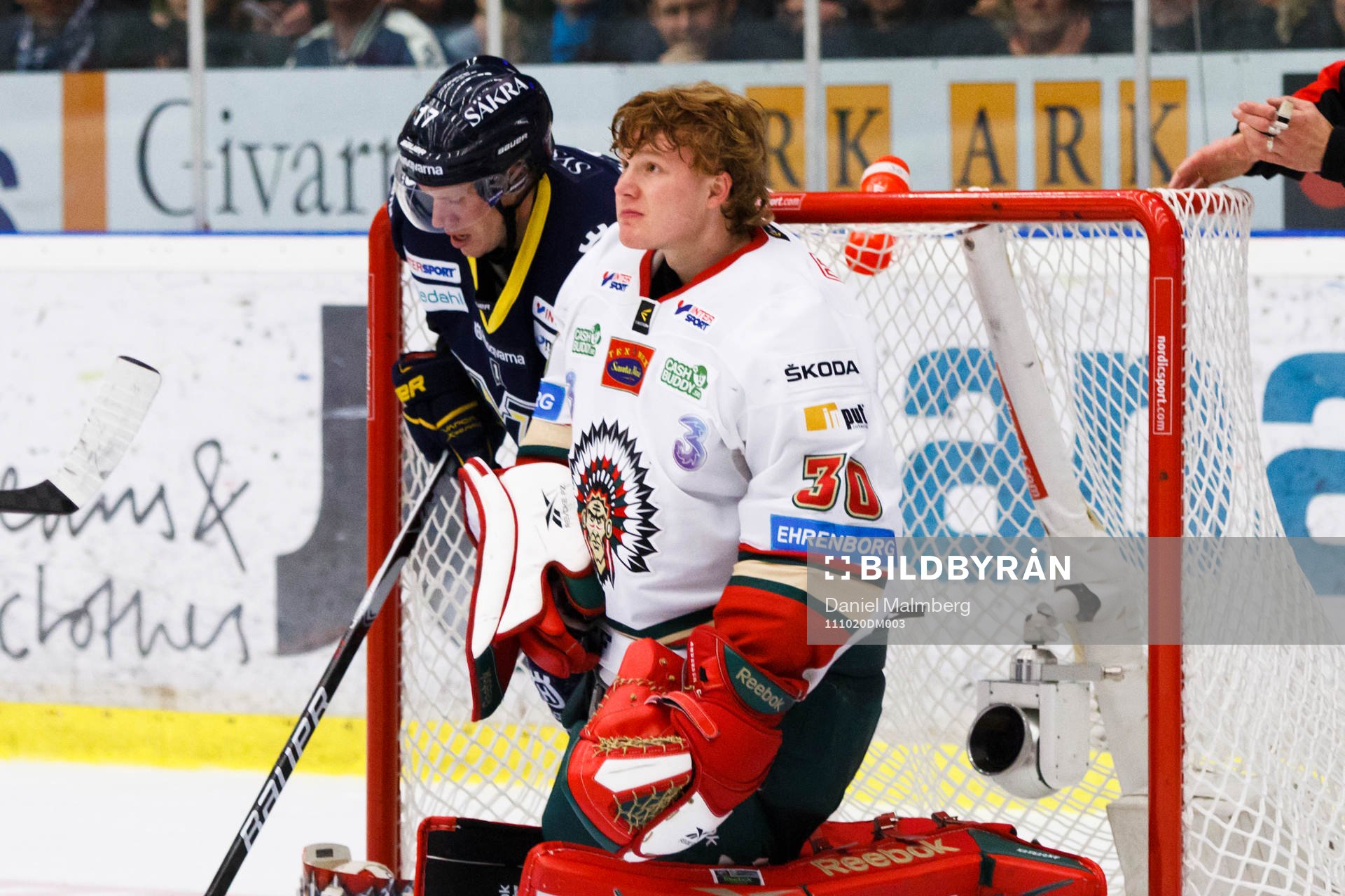 Andreas Falk, HV71 tar sig ur målet, bakom Frederik